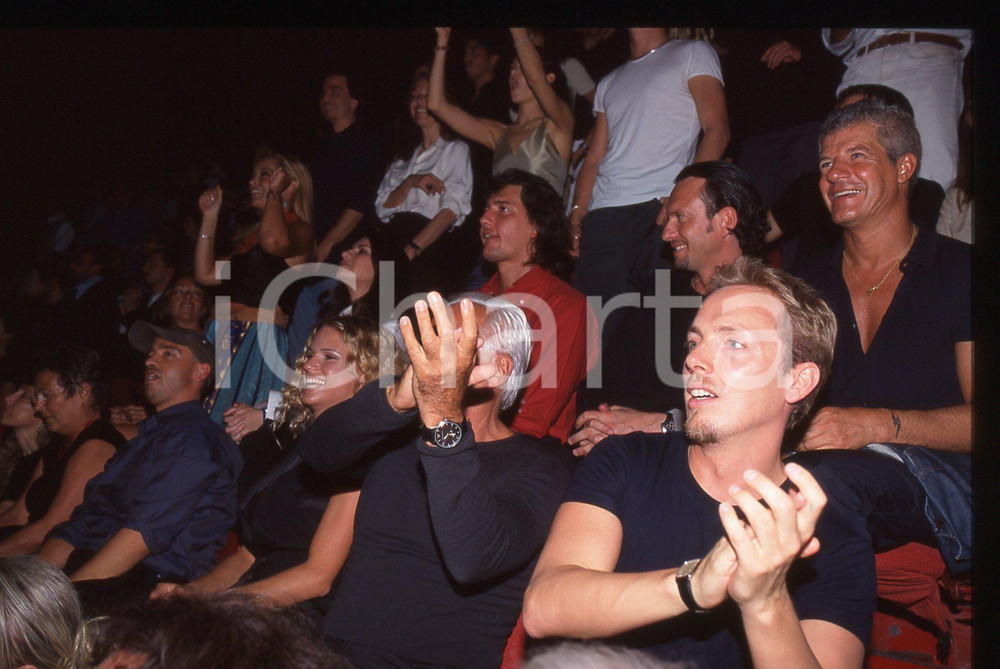 Giorgio ARMANI Eros RAMAZZOTTI Michelle HUNZIKER 1995 ca * 35 mm vintage slide 2 Nella diapositiva sono inoltre presente Laura Pausini e Biagio Antonacci. Diapositiva d'epoca, in formato 35 mm.CONDIZIONI: GOODE' severamente vietata la riproduzione. Tutti i diritti sono riservati.ICharta mette in vendita, sul negozio eBay e in esclusiva sul sito "icharta" il proprio archivio composto da numerose diapositive e negativi fotografici d'epoca, tutti originali e autentici, che attraversano la storia del costume italiano tra gli la fine degli anni Sessanta e Novanta.Si tratta di uno sguardo inedito sull'attualità, la politica, la vita quotidiana, il gossip e la cultura, che fotografa il cambiamento della nazione in quest'ultimo scorcio del XX secolo. Un'occasione unica per il mercato del collezionismo, che vede finalmente disponibile un archivio eccezionale per vastità, tematiche e condizioni, in un settore (il negativo fotografico e la diapositiva) di assoluta novità e dalle interessanti prospettive di investimento.  GOOD/buono   originale e autentica 1