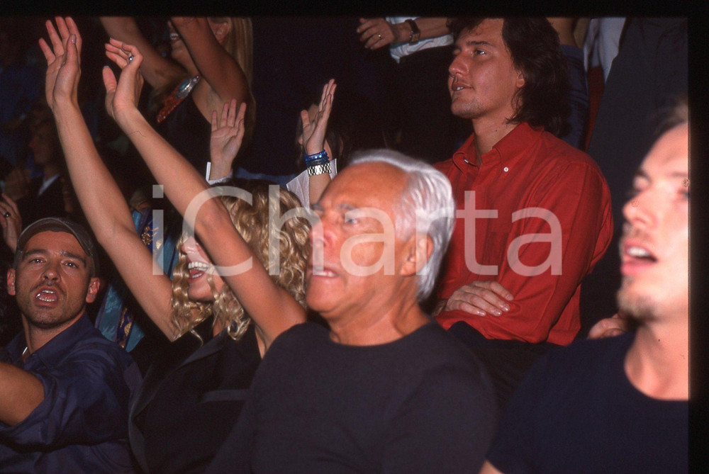 Giorgio ARMANI Eros RAMAZZOTTI Michelle HUNZIKER 1995 ca * 35 mm vintage slide 3 Diapositiva d'epoca, in formato 35 mm.CONDIZIONI: GOODE' severamente vietata la riproduzione. Tutti i diritti sono riservati.Nella diapositiva ICharta mette in vendita, sul negozio eBay e in esclusiva sul sito "icharta" il proprio archivio composto da numerose diapositive e negativi fotografici d'epoca, tutti originali e autentici, che attraversano la storia del costume italiano tra gli la fine degli anni Sessanta e Novanta.Si tratta di uno sguardo inedito sull'attualit&agrave;, la politica, la vita quotidiana, il gossip e la cultura, che fotografa il cambiamento della nazione in quest'ultimo scorcio del XX secolo. Un'occasione unica per il mercato del collezionismo, che vede finalmente disponibile un archivio eccezionale per vastit&agrave;, tematiche e condizioni, in un settore (il negativo fotografico e la diapositiva) di assoluta novit&agrave; e dalle interessanti prospettive di investimento.  GOOD/buono   originale e autentica 1