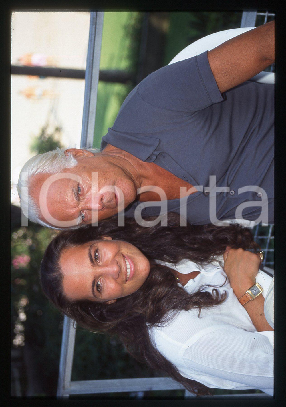 Giorgio e Roberta ARMANI - FESTIVAL CINEMA VENEZIA 1999 * 35 mm vintage slide 13  Diapositiva d'epoca, in formato 35 mm.CONDIZIONI: GOODE' severamente vietata la riproduzione. Tutti i diritti sono riservati.ICharta mette in vendita, sul negozio eBay e in esclusiva sul sito "icharta" il proprio archivio composto da numerose diapositive e negativi fotografici d'epoca, tutti originali e autentici, che attraversano la storia del costume italiano tra gli la fine degli anni Sessanta e Novanta.Si tratta di uno sguardo inedito sull'attualità, la politica, la vita quotidiana, il gossip e la cultura, che fotografa il cambiamento della nazione in quest'ultimo scorcio del XX secolo. Un'occasione unica per il mercato del collezionismo, che vede finalmente disponibile un archivio eccezionale per vastità, tematiche e condizioni, in un settore (il negativo fotografico e la diapositiva) di assoluta novità e dalle interessanti prospettive di investimento.  GOOD/buono   originale e autentica 1