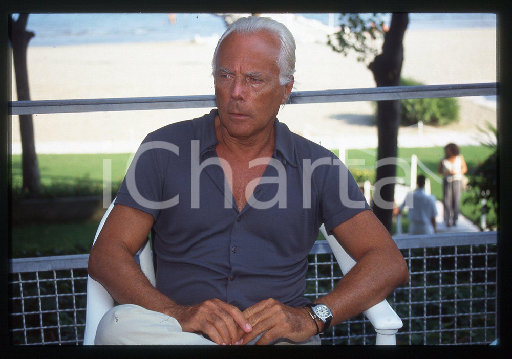 Giorgio ARMANI - FESTIVAL CINEMA VENEZIA 1999 * 35 mm vintage slide 3  Diapositiva d'epoca, in formato 35 mm.CONDIZIONI: GOODE' severamente vietata la riproduzione. Tutti i diritti sono riservati.Nella diapositiva ICharta mette in vendita, sul negozio eBay e in esclusiva sul sito "icharta" il proprio archivio composto da numerose diapositive e negativi fotografici d'epoca, tutti originali e autentici, che attraversano la storia del costume italiano tra gli la fine degli anni Sessanta e Novanta.Si tratta di uno sguardo inedito sull'attualit&agrave;, la politica, la vita quotidiana, il gossip e la cultura, che fotografa il cambiamento della nazione in quest'ultimo scorcio del XX secolo. Un'occasione unica per il mercato del collezionismo, che vede finalmente disponibile un archivio eccezionale per vastit&agrave;, tematiche e condizioni, in un settore (il negativo fotografico e la diapositiva) di assoluta novit&agrave; e dalle interessanti prospettive di investimento.  GOOD/buono   originale e autentica 1
