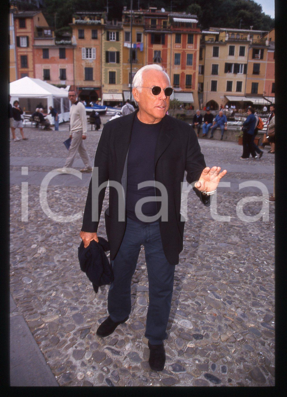Giorgio ARMANI - MODA Stilista PORTOFINO 1995 ca * 35 mm vintage slide 4  Diapositiva d'epoca, in formato 35 mm.CONDIZIONI: GOODE' severamente vietata la riproduzione. Tutti i diritti sono riservati.Nella diapositiva ICharta mette in vendita, sul negozio eBay e in esclusiva sul sito "icharta" il proprio archivio composto da numerose diapositive e negativi fotografici d'epoca, tutti originali e autentici, che attraversano la storia del costume italiano tra gli la fine degli anni Sessanta e Novanta.Si tratta di uno sguardo inedito sull'attualit&agrave;, la politica, la vita quotidiana, il gossip e la cultura, che fotografa il cambiamento della nazione in quest'ultimo scorcio del XX secolo. Un'occasione unica per il mercato del collezionismo, che vede finalmente disponibile un archivio eccezionale per vastit&agrave;, tematiche e condizioni, in un settore (il negativo fotografico e la diapositiva) di assoluta novit&agrave; e dalle interessanti prospettive di investimento.  GOOD/buono   originale e autentica 1