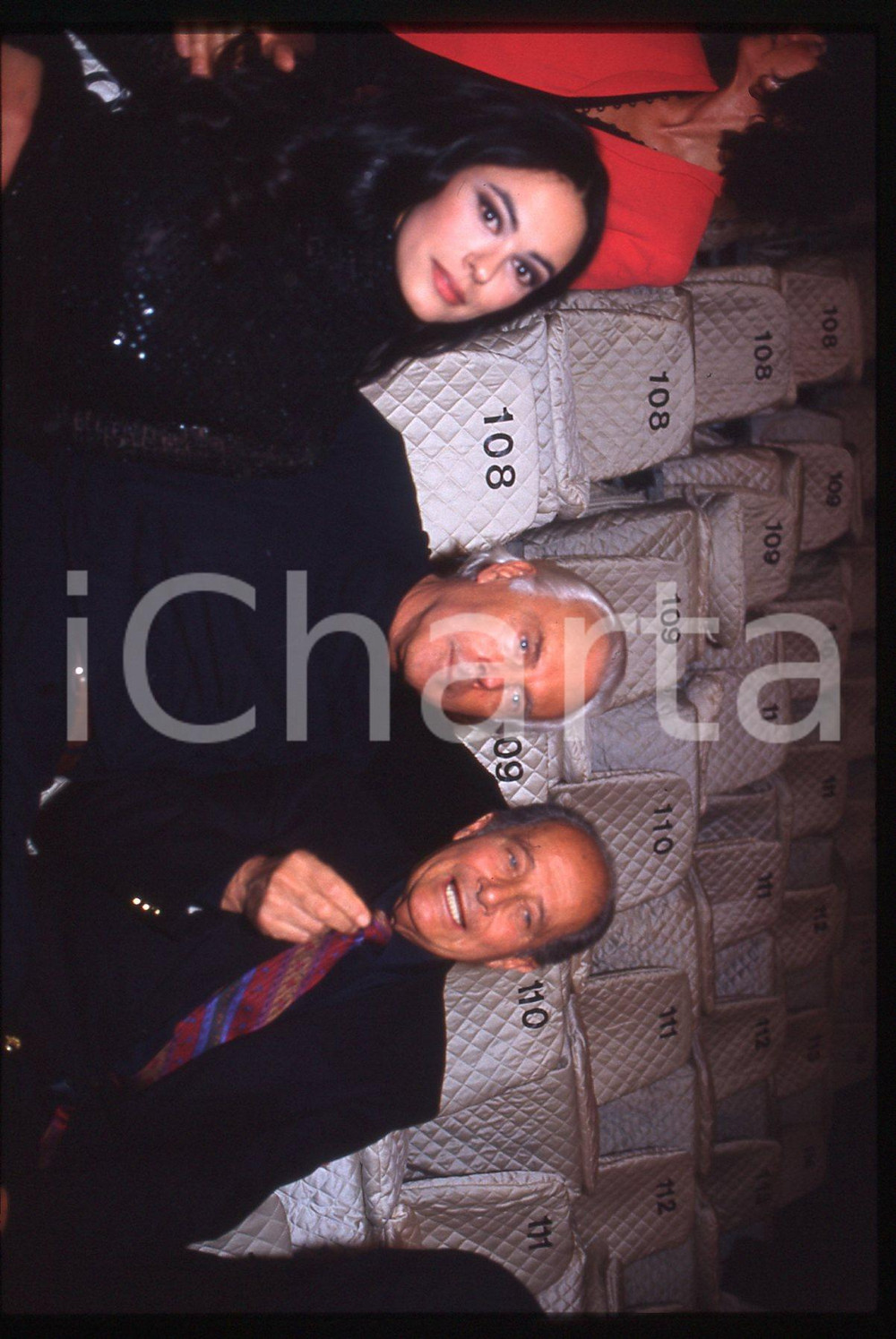 Giorgio ARMANI e Maria Grazia CUCINOTTA - MODA 1995 ca * 35 mm vintage slide Diapositiva d'epoca, in formato 35 mm.CONDIZIONI: GOODE' severamente vietata la riproduzione. Tutti i diritti sono riservati.Nella diapositiva ICharta mette in vendita, sul negozio eBay e in esclusiva sul sito "icharta" il proprio archivio composto da numerose diapositive e negativi fotografici d'epoca, tutti originali e autentici, che attraversano la storia del costume italiano tra gli la fine degli anni Sessanta e Novanta.Si tratta di uno sguardo inedito sull'attualit&agrave;, la politica, la vita quotidiana, il gossip e la cultura, che fotografa il cambiamento della nazione in quest'ultimo scorcio del XX secolo. Un'occasione unica per il mercato del collezionismo, che vede finalmente disponibile un archivio eccezionale per vastit&agrave;, tematiche e condizioni, in un settore (il negativo fotografico e la diapositiva) di assoluta novit&agrave; e dalle interessanti prospettive di investimento.  GOOD/buono   originale e autentica 1