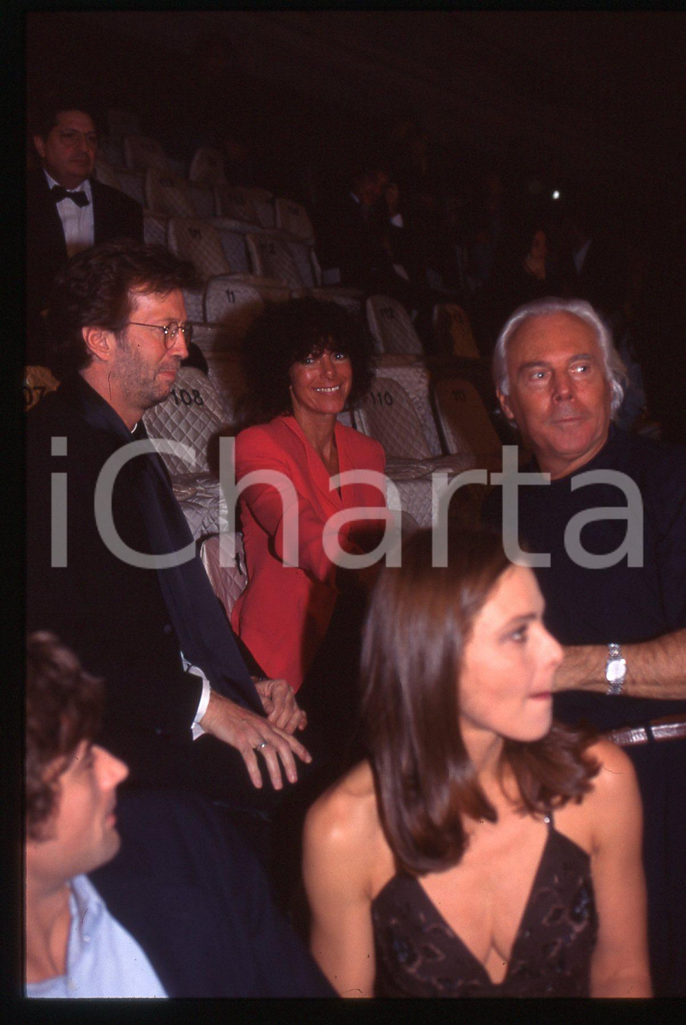 Giorgio ARMANI Eric CLAPTON Ornella MUTI - MODA 1995 ca * 35 mm vintage slide  Diapositiva d'epoca, in formato 35 mm.CONDIZIONI: GOODE' severamente vietata la riproduzione. Tutti i diritti sono riservati.ICharta mette in vendita, sul negozio eBay e in esclusiva sul sito "icharta" il proprio archivio composto da numerose diapositive e negativi fotografici d'epoca, tutti originali e autentici, che attraversano la storia del costume italiano tra gli la fine degli anni Sessanta e Novanta.Si tratta di uno sguardo inedito sull'attualità, la politica, la vita quotidiana, il gossip e la cultura, che fotografa il cambiamento della nazione in quest'ultimo scorcio del XX secolo. Un'occasione unica per il mercato del collezionismo, che vede finalmente disponibile un archivio eccezionale per vastità, tematiche e condizioni, in un settore (il negativo fotografico e la diapositiva) di assoluta novità e dalle interessanti prospettive di investimento.  GOOD/buono   originale e autentica 1
