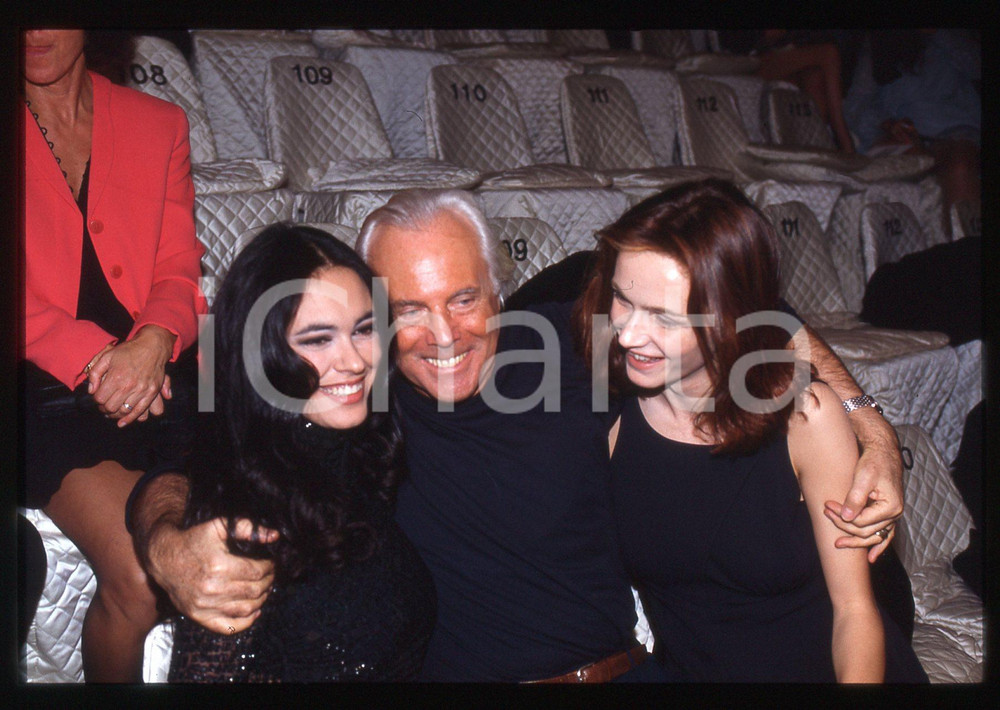 Giorgio ARMANI Maria Grazia CUCINOTTA Francesca NERI 1995 *35 mm vintage slide 3  Diapositiva d'epoca, in formato 35 mm.CONDIZIONI: GOODE' severamente vietata la riproduzione. Tutti i diritti sono riservati.Nella diapositiva ICharta mette in vendita, sul negozio eBay e in esclusiva sul sito "icharta" il proprio archivio composto da numerose diapositive e negativi fotografici d'epoca, tutti originali e autentici, che attraversano la storia del costume italiano tra gli la fine degli anni Sessanta e Novanta.Si tratta di uno sguardo inedito sull'attualit&agrave;, la politica, la vita quotidiana, il gossip e la cultura, che fotografa il cambiamento della nazione in quest'ultimo scorcio del XX secolo. Un'occasione unica per il mercato del collezionismo, che vede finalmente disponibile un archivio eccezionale per vastit&agrave;, tematiche e condizioni, in un settore (il negativo fotografico e la diapositiva) di assoluta novit&agrave; e dalle interessanti prospettive di investimento.  GOOD/buono   originale e autentica 1