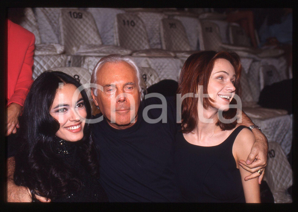 Giorgio ARMANI Maria Grazia CUCINOTTA Francesca NERI 1995 *35 mm vintage slide 4  Diapositiva d'epoca, in formato 35 mm.CONDIZIONI: GOODE' severamente vietata la riproduzione. Tutti i diritti sono riservati.Nella diapositiva ICharta mette in vendita, sul negozio eBay e in esclusiva sul sito "icharta" il proprio archivio composto da numerose diapositive e negativi fotografici d'epoca, tutti originali e autentici, che attraversano la storia del costume italiano tra gli la fine degli anni Sessanta e Novanta.Si tratta di uno sguardo inedito sull'attualit&agrave;, la politica, la vita quotidiana, il gossip e la cultura, che fotografa il cambiamento della nazione in quest'ultimo scorcio del XX secolo. Un'occasione unica per il mercato del collezionismo, che vede finalmente disponibile un archivio eccezionale per vastit&agrave;, tematiche e condizioni, in un settore (il negativo fotografico e la diapositiva) di assoluta novit&agrave; e dalle interessanti prospettive di investimento.  GOOD/buono   originale e autentica 1