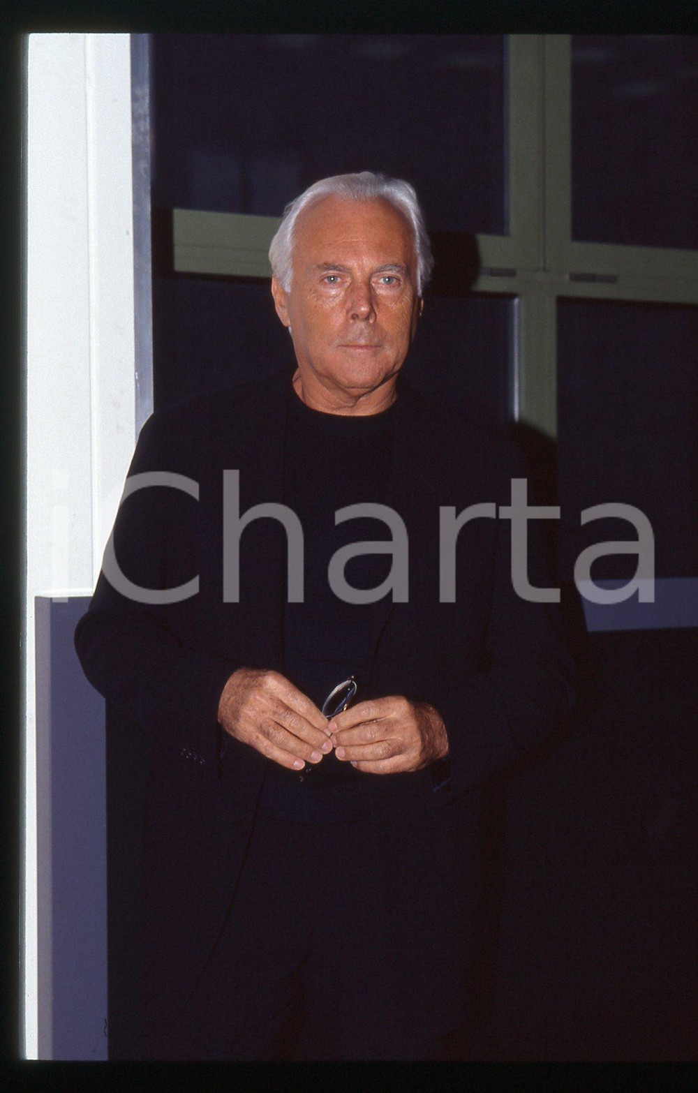Giorgio ARMANI alla Notte dei TELEGATTI MILANO 1995 ca * 35 mm vintage slide 2  Diapositiva d'epoca, in formato 35 mm.CONDIZIONI: GOODE' severamente vietata la riproduzione. Tutti i diritti sono riservati.Nella diapositiva ICharta mette in vendita, sul negozio eBay e in esclusiva sul sito "icharta" il proprio archivio composto da numerose diapositive e negativi fotografici d'epoca, tutti originali e autentici, che attraversano la storia del costume italiano tra gli la fine degli anni Sessanta e Novanta.Si tratta di uno sguardo inedito sull'attualit&agrave;, la politica, la vita quotidiana, il gossip e la cultura, che fotografa il cambiamento della nazione in quest'ultimo scorcio del XX secolo. Un'occasione unica per il mercato del collezionismo, che vede finalmente disponibile un archivio eccezionale per vastit&agrave;, tematiche e condizioni, in un settore (il negativo fotografico e la diapositiva) di assoluta novit&agrave; e dalle interessanti prospettive di investimento.  GOOD/buono   originale e autentica 1