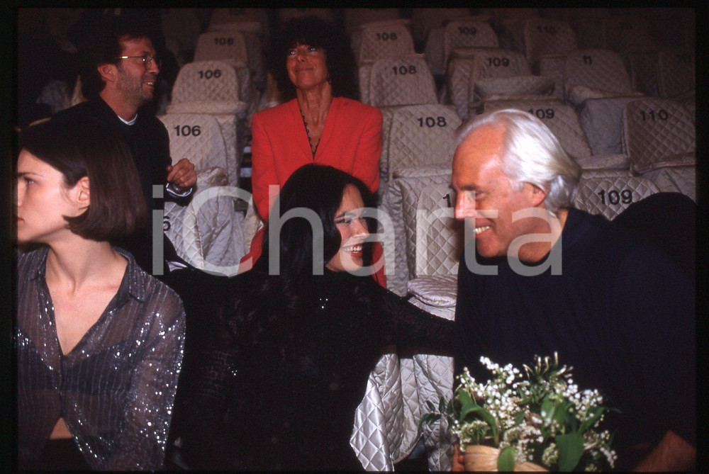 Giorgio ARMANI e Maria Grazia CUCINOTTA - MODA 1995 ca * 35 mm vintage slide 2  Diapositiva d'epoca, in formato 35 mm.CONDIZIONI: GOODE' severamente vietata la riproduzione. Tutti i diritti sono riservati.Nella diapositiva ICharta mette in vendita, sul negozio eBay e in esclusiva sul sito "icharta" il proprio archivio composto da numerose diapositive e negativi fotografici d'epoca, tutti originali e autentici, che attraversano la storia del costume italiano tra gli la fine degli anni Sessanta e Novanta.Si tratta di uno sguardo inedito sull'attualit&agrave;, la politica, la vita quotidiana, il gossip e la cultura, che fotografa il cambiamento della nazione in quest'ultimo scorcio del XX secolo. Un'occasione unica per il mercato del collezionismo, che vede finalmente disponibile un archivio eccezionale per vastit&agrave;, tematiche e condizioni, in un settore (il negativo fotografico e la diapositiva) di assoluta novit&agrave; e dalle interessanti prospettive di investimento.  GOOD/buono   originale e autentica 1