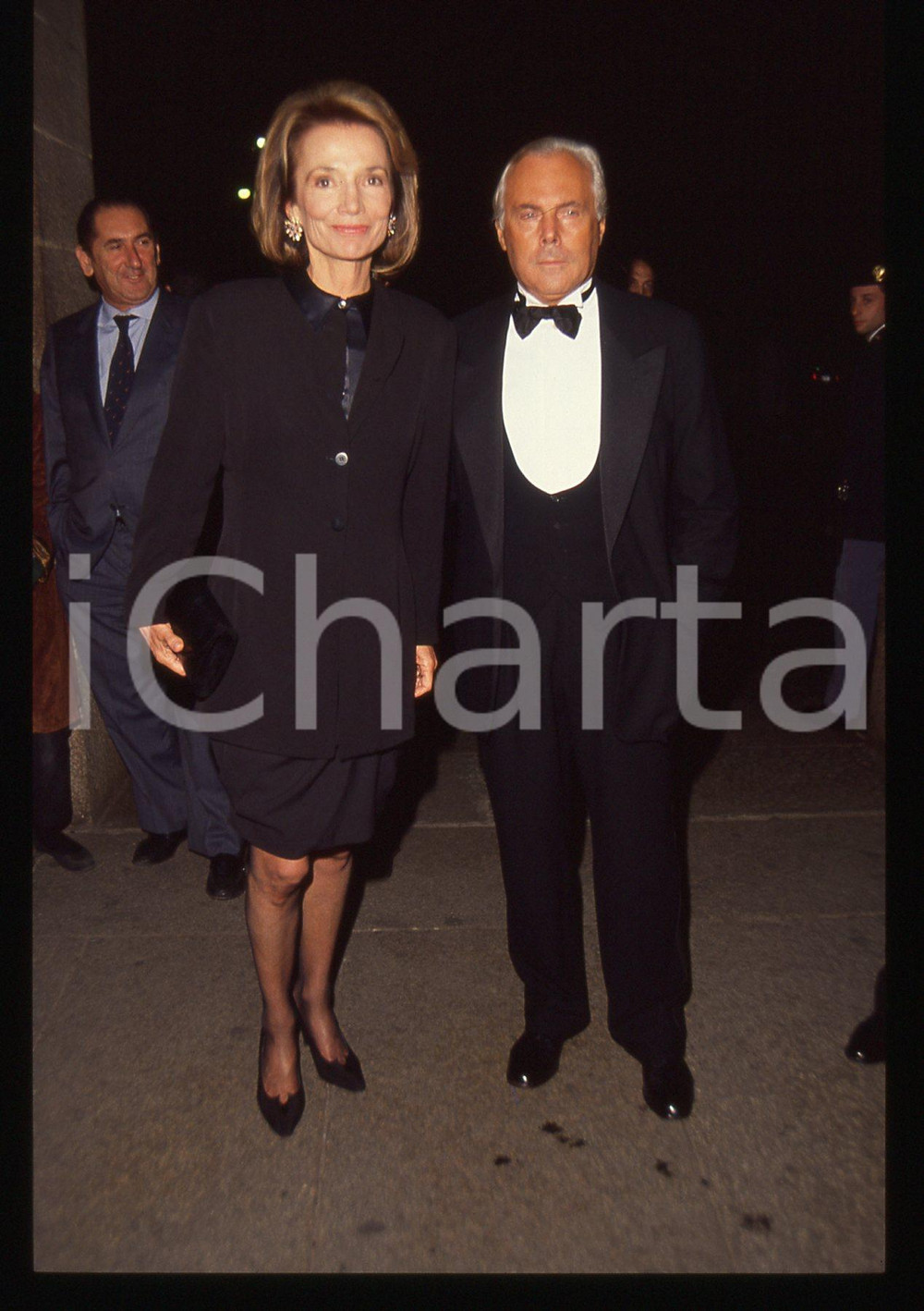 Giorgio ARMANI e Caroline LEE BOUVIER - MILANO 1990 ca * 35 mm vintage slide  Diapositiva d'epoca, in formato 35 mm.CONDIZIONI: GOODE' severamente vietata la riproduzione. Tutti i diritti sono riservati.Nella diapositiva ICharta mette in vendita, sul negozio eBay e in esclusiva sul sito "icharta" il proprio archivio composto da numerose diapositive e negativi fotografici d'epoca, tutti originali e autentici, che attraversano la storia del costume italiano tra gli la fine degli anni Sessanta e Novanta.Si tratta di uno sguardo inedito sull'attualit&agrave;, la politica, la vita quotidiana, il gossip e la cultura, che fotografa il cambiamento della nazione in quest'ultimo scorcio del XX secolo. Un'occasione unica per il mercato del collezionismo, che vede finalmente disponibile un archivio eccezionale per vastit&agrave;, tematiche e condizioni, in un settore (il negativo fotografico e la diapositiva) di assoluta novit&agrave; e dalle interessanti prospettive di investimento.  GOOD/buono   originale e autentica 1