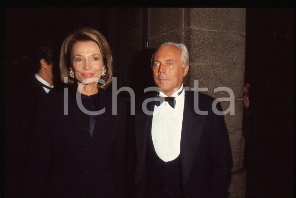 Giorgio ARMANI e Caroline LEE BOUVIER - MILANO 1990 ca * 35 mm vintage slide 2  Diapositiva d'epoca, in formato 35 mm.CONDIZIONI: GOODE' severamente vietata la riproduzione. Tutti i diritti sono riservati.ICharta mette in vendita, sul negozio eBay e in esclusiva sul sito "icharta" il proprio archivio composto da numerose diapositive e negativi fotografici d'epoca, tutti originali e autentici, che attraversano la storia del costume italiano tra gli la fine degli anni Sessanta e Novanta.Si tratta di uno sguardo inedito sull'attualità, la politica, la vita quotidiana, il gossip e la cultura, che fotografa il cambiamento della nazione in quest'ultimo scorcio del XX secolo. Un'occasione unica per il mercato del collezionismo, che vede finalmente disponibile un archivio eccezionale per vastità, tematiche e condizioni, in un settore (il negativo fotografico e la diapositiva) di assoluta novità e dalle interessanti prospettive di investimento.  GOOD/buono   originale e autentica 1