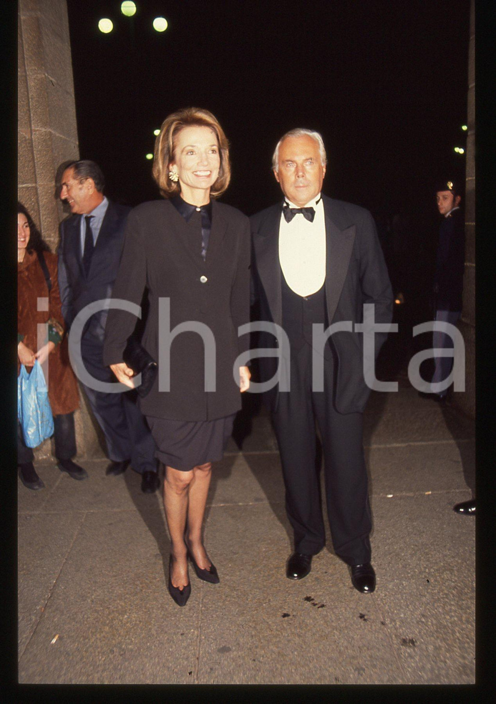 Giorgio ARMANI e Caroline LEE BOUVIER - MILANO 1990 ca * 35 mm vintage slide 3  Diapositiva d'epoca, in formato 35 mm.CONDIZIONI: GOODE' severamente vietata la riproduzione. Tutti i diritti sono riservati.Nella diapositiva ICharta mette in vendita, sul negozio eBay e in esclusiva sul sito "icharta" il proprio archivio composto da numerose diapositive e negativi fotografici d'epoca, tutti originali e autentici, che attraversano la storia del costume italiano tra gli la fine degli anni Sessanta e Novanta.Si tratta di uno sguardo inedito sull'attualit&agrave;, la politica, la vita quotidiana, il gossip e la cultura, che fotografa il cambiamento della nazione in quest'ultimo scorcio del XX secolo. Un'occasione unica per il mercato del collezionismo, che vede finalmente disponibile un archivio eccezionale per vastit&agrave;, tematiche e condizioni, in un settore (il negativo fotografico e la diapositiva) di assoluta novit&agrave; e dalle interessanti prospettive di investimento.  GOOD/buono   originale e autentica 1