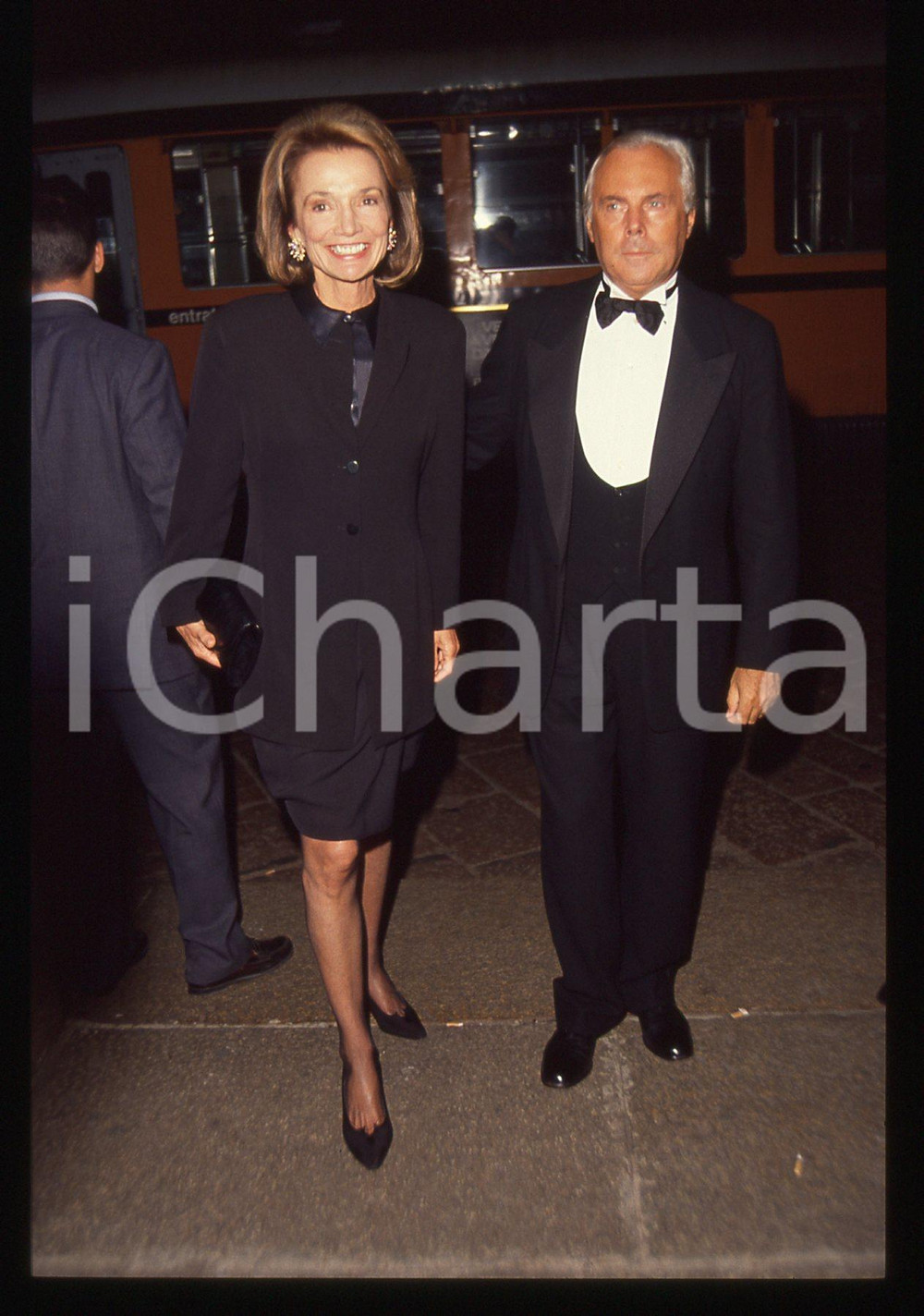 Giorgio ARMANI e Caroline LEE BOUVIER - MILANO 1990 ca * 35 mm vintage slide 4  Diapositiva d'epoca, in formato 35 mm.CONDIZIONI: GOODE' severamente vietata la riproduzione. Tutti i diritti sono riservati.Nella diapositiva ICharta mette in vendita, sul negozio eBay e in esclusiva sul sito "icharta" il proprio archivio composto da numerose diapositive e negativi fotografici d'epoca, tutti originali e autentici, che attraversano la storia del costume italiano tra gli la fine degli anni Sessanta e Novanta.Si tratta di uno sguardo inedito sull'attualit&agrave;, la politica, la vita quotidiana, il gossip e la cultura, che fotografa il cambiamento della nazione in quest'ultimo scorcio del XX secolo. Un'occasione unica per il mercato del collezionismo, che vede finalmente disponibile un archivio eccezionale per vastit&agrave;, tematiche e condizioni, in un settore (il negativo fotografico e la diapositiva) di assoluta novit&agrave; e dalle interessanti prospettive di investimento.  GOOD/buono   originale e autentica 1