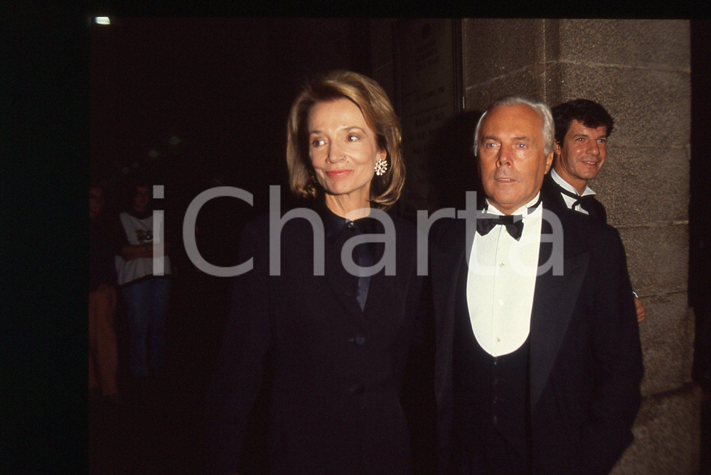 Giorgio ARMANI e Caroline LEE BOUVIER - MILANO 1990 ca * 35 mm vintage slide 5  Diapositiva d'epoca, in formato 35 mm.CONDIZIONI: GOODE' severamente vietata la riproduzione. Tutti i diritti sono riservati.Nella diapositiva ICharta mette in vendita, sul negozio eBay e in esclusiva sul sito "icharta" il proprio archivio composto da numerose diapositive e negativi fotografici d'epoca, tutti originali e autentici, che attraversano la storia del costume italiano tra gli la fine degli anni Sessanta e Novanta.Si tratta di uno sguardo inedito sull'attualit&agrave;, la politica, la vita quotidiana, il gossip e la cultura, che fotografa il cambiamento della nazione in quest'ultimo scorcio del XX secolo. Un'occasione unica per il mercato del collezionismo, che vede finalmente disponibile un archivio eccezionale per vastit&agrave;, tematiche e condizioni, in un settore (il negativo fotografico e la diapositiva) di assoluta novit&agrave; e dalle interessanti prospettive di investimento.  GOOD/buono   originale e autentica 1