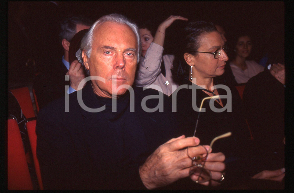 Giorgio ARMANI - MODA Stilista e imprenditore 1995 ca * 35 mm vintage slide 39  Diapositiva d'epoca, in formato 35 mm.CONDIZIONI: GOODE' severamente vietata la riproduzione. Tutti i diritti sono riservati.Nella diapositiva ICharta mette in vendita, sul negozio eBay e in esclusiva sul sito "icharta" il proprio archivio composto da numerose diapositive e negativi fotografici d'epoca, tutti originali e autentici, che attraversano la storia del costume italiano tra gli la fine degli anni Sessanta e Novanta.Si tratta di uno sguardo inedito sull'attualit&agrave;, la politica, la vita quotidiana, il gossip e la cultura, che fotografa il cambiamento della nazione in quest'ultimo scorcio del XX secolo. Un'occasione unica per il mercato del collezionismo, che vede finalmente disponibile un archivio eccezionale per vastit&agrave;, tematiche e condizioni, in un settore (il negativo fotografico e la diapositiva) di assoluta novit&agrave; e dalle interessanti prospettive di investimento.  GOOD/buono   originale e autentica 1
