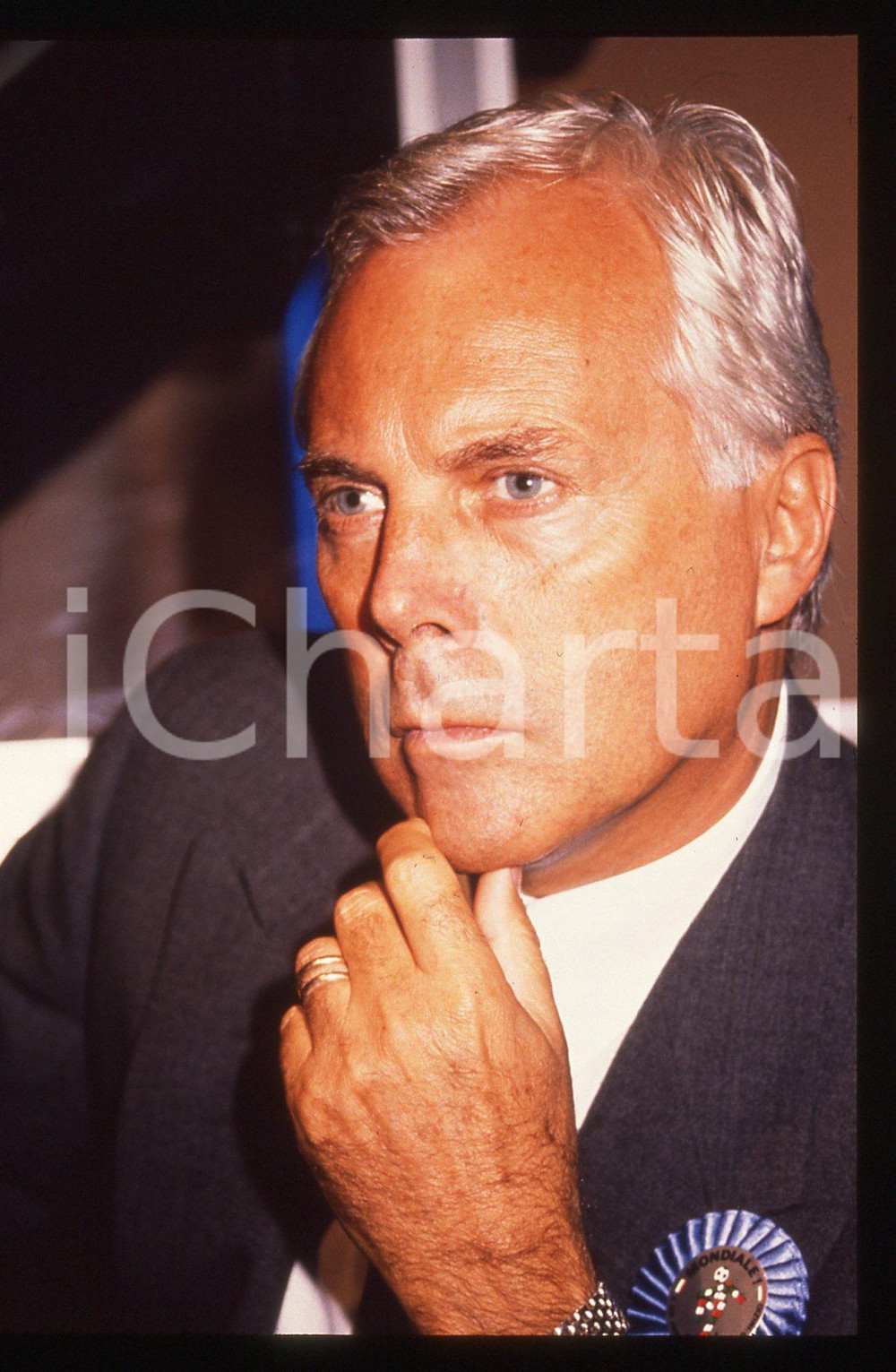 Giorgio ARMANI - MODA Stilista e imprenditore 1990 ca * 35 mm vintage slide 36  Diapositiva d'epoca, in formato 35 mm.CONDIZIONI: GOODE' severamente vietata la riproduzione. Tutti i diritti sono riservati.Nella diapositiva ICharta mette in vendita, sul negozio eBay e in esclusiva sul sito "icharta" il proprio archivio composto da numerose diapositive e negativi fotografici d'epoca, tutti originali e autentici, che attraversano la storia del costume italiano tra gli la fine degli anni Sessanta e Novanta.Si tratta di uno sguardo inedito sull'attualit&agrave;, la politica, la vita quotidiana, il gossip e la cultura, che fotografa il cambiamento della nazione in quest'ultimo scorcio del XX secolo. Un'occasione unica per il mercato del collezionismo, che vede finalmente disponibile un archivio eccezionale per vastit&agrave;, tematiche e condizioni, in un settore (il negativo fotografico e la diapositiva) di assoluta novit&agrave; e dalle interessanti prospettive di investimento.  GOOD/buono   originale e autentica 1