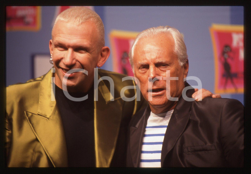 Giorgio ARMANI Jean-Paul GAULTIER MTV Awards MILANO 1998 * 35 mm vintage slide  Diapositiva d'epoca, in formato 35 mm.CONDIZIONI: GOODE' severamente vietata la riproduzione. Tutti i diritti sono riservati.Nella diapositiva ICharta mette in vendita, sul negozio eBay e in esclusiva sul sito "icharta" il proprio archivio composto da numerose diapositive e negativi fotografici d'epoca, tutti originali e autentici, che attraversano la storia del costume italiano tra gli la fine degli anni Sessanta e Novanta.Si tratta di uno sguardo inedito sull'attualit&agrave;, la politica, la vita quotidiana, il gossip e la cultura, che fotografa il cambiamento della nazione in quest'ultimo scorcio del XX secolo. Un'occasione unica per il mercato del collezionismo, che vede finalmente disponibile un archivio eccezionale per vastit&agrave;, tematiche e condizioni, in un settore (il negativo fotografico e la diapositiva) di assoluta novit&agrave; e dalle interessanti prospettive di investimento.  GOOD/buono   originale e autentica 1