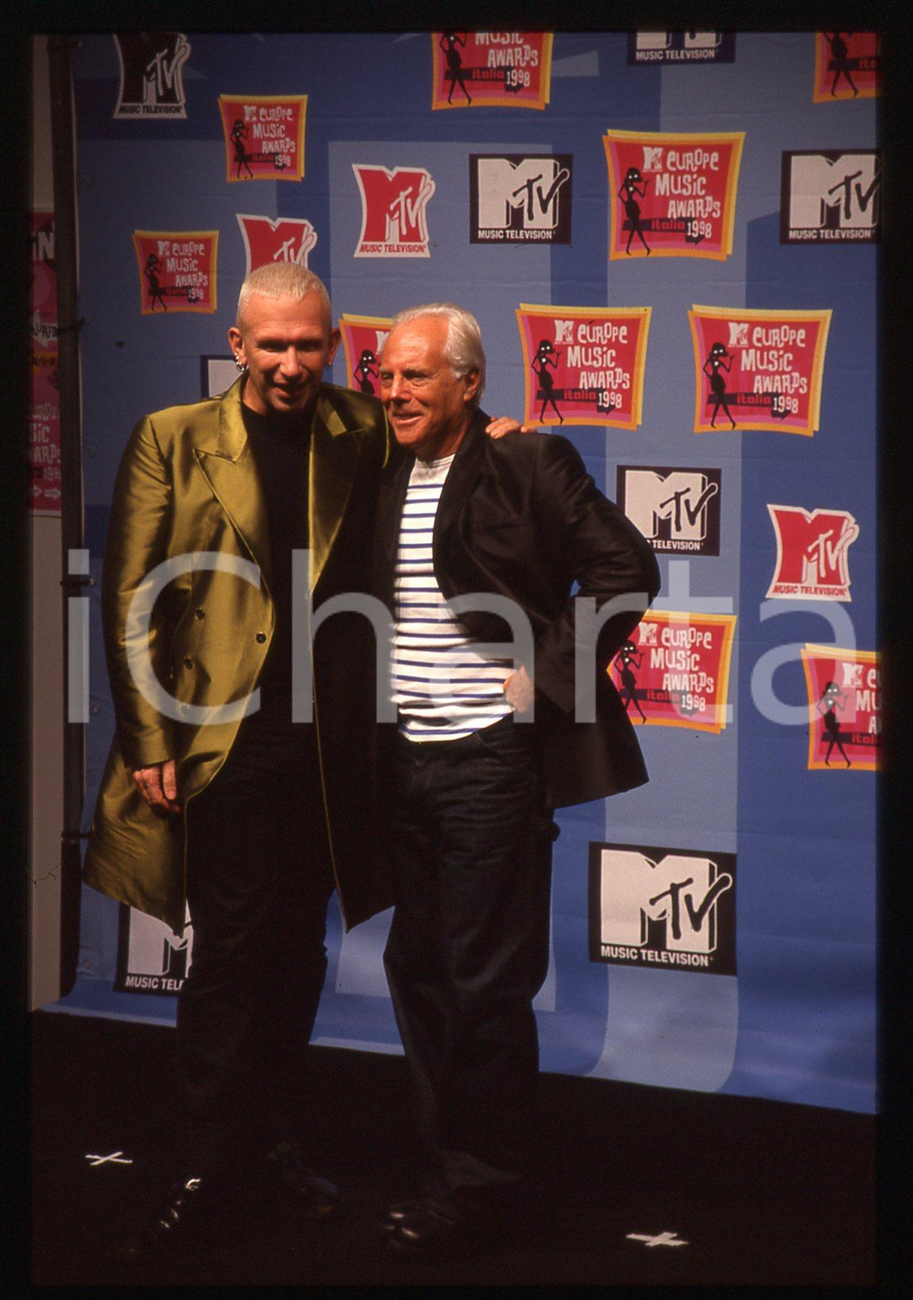 Giorgio ARMANI Jean-Paul GAULTIER MTV Awards MILANO 1998 * 35 mm vintage slide 2  Diapositiva d'epoca, in formato 35 mm.CONDIZIONI: GOODE' severamente vietata la riproduzione. Tutti i diritti sono riservati.Nella diapositiva ICharta mette in vendita, sul negozio eBay e in esclusiva sul sito "icharta" il proprio archivio composto da numerose diapositive e negativi fotografici d'epoca, tutti originali e autentici, che attraversano la storia del costume italiano tra gli la fine degli anni Sessanta e Novanta.Si tratta di uno sguardo inedito sull'attualit&agrave;, la politica, la vita quotidiana, il gossip e la cultura, che fotografa il cambiamento della nazione in quest'ultimo scorcio del XX secolo. Un'occasione unica per il mercato del collezionismo, che vede finalmente disponibile un archivio eccezionale per vastit&agrave;, tematiche e condizioni, in un settore (il negativo fotografico e la diapositiva) di assoluta novit&agrave; e dalle interessanti prospettive di investimento.  GOOD/buono   originale e autentica 1