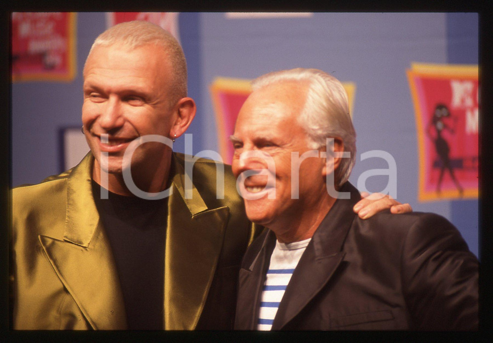 Giorgio ARMANI Jean-Paul GAULTIER MTV Awards MILANO 1998 * 35 mm vintage slide 3  Diapositiva d'epoca, in formato 35 mm.CONDIZIONI: GOODE' severamente vietata la riproduzione. Tutti i diritti sono riservati.Nella diapositiva ICharta mette in vendita, sul negozio eBay e in esclusiva sul sito "icharta" il proprio archivio composto da numerose diapositive e negativi fotografici d'epoca, tutti originali e autentici, che attraversano la storia del costume italiano tra gli la fine degli anni Sessanta e Novanta.Si tratta di uno sguardo inedito sull'attualit&agrave;, la politica, la vita quotidiana, il gossip e la cultura, che fotografa il cambiamento della nazione in quest'ultimo scorcio del XX secolo. Un'occasione unica per il mercato del collezionismo, che vede finalmente disponibile un archivio eccezionale per vastit&agrave;, tematiche e condizioni, in un settore (il negativo fotografico e la diapositiva) di assoluta novit&agrave; e dalle interessanti prospettive di investimento.  GOOD/buono   originale e autentica 1