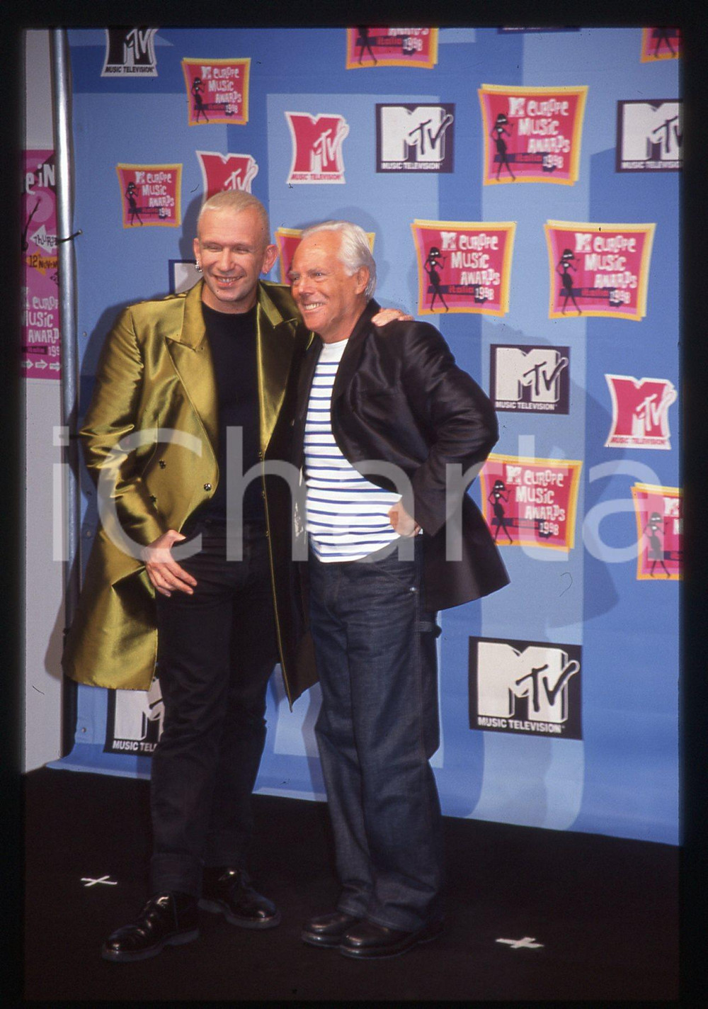 Giorgio ARMANI Jean-Paul GAULTIER MTV Awards MILANO 1998 * 35 mm vintage slide 4  Diapositiva d'epoca, in formato 35 mm.CONDIZIONI: GOODE' severamente vietata la riproduzione. Tutti i diritti sono riservati.ICharta mette in vendita, sul negozio eBay e in esclusiva sul sito "icharta" il proprio archivio composto da numerose diapositive e negativi fotografici d'epoca, tutti originali e autentici, che attraversano la storia del costume italiano tra gli la fine degli anni Sessanta e Novanta.Si tratta di uno sguardo inedito sull'attualità, la politica, la vita quotidiana, il gossip e la cultura, che fotografa il cambiamento della nazione in quest'ultimo scorcio del XX secolo. Un'occasione unica per il mercato del collezionismo, che vede finalmente disponibile un archivio eccezionale per vastità, tematiche e condizioni, in un settore (il negativo fotografico e la diapositiva) di assoluta novità e dalle interessanti prospettive di investimento.  GOOD/buono   originale e autentica 1