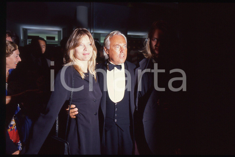 Giorgio ARMANI e Michelle PFEIFFER - CINEMA 1995 ca * 35 mm vintage slide  Diapositiva d'epoca, in formato 35 mm.CONDIZIONI: GOODE' severamente vietata la riproduzione. Tutti i diritti sono riservati.Nella diapositiva ICharta mette in vendita, sul negozio eBay e in esclusiva sul sito "icharta" il proprio archivio composto da numerose diapositive e negativi fotografici d'epoca, tutti originali e autentici, che attraversano la storia del costume italiano tra gli la fine degli anni Sessanta e Novanta.Si tratta di uno sguardo inedito sull'attualit&agrave;, la politica, la vita quotidiana, il gossip e la cultura, che fotografa il cambiamento della nazione in quest'ultimo scorcio del XX secolo. Un'occasione unica per il mercato del collezionismo, che vede finalmente disponibile un archivio eccezionale per vastit&agrave;, tematiche e condizioni, in un settore (il negativo fotografico e la diapositiva) di assoluta novit&agrave; e dalle interessanti prospettive di investimento.  GOOD/buono   originale e autentica 1