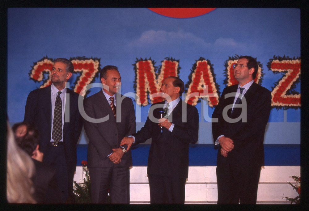 Silvio BERLUSCONI Roberto FORMIGONI FORZA ITALIA 1996 * 35 mm vintage slide 2  Diapositiva d'epoca, in formato 35 mm.Si prega di rivolgersi per i diritti a ICharta.E' severamente vietata la riproduzione. Tutti i diritti sono riservati.Nella diapositiva ICharta mette in vendita, sul negozio eBay e in esclusiva sul sito "icharta" il proprio archivio composto da numerose diapositive e negativi fotografici d'epoca, tutti originali e autentici, che attraversano la storia del costume italiano tra gli la fine degli anni Sessanta e Novanta.Si tratta di uno sguardo inedito sull'attualit&agrave;, la politica, la vita quotidiana, il gossip e la cultura, che fotografa il cambiamento della nazione in quest'ultimo scorcio del XX secolo. Un'occasione unica per il mercato del collezionismo, che vede finalmente disponibile un archivio eccezionale per vastit&agrave;, tematiche e condizioni, in un settore (il negativo fotografico e la diapositiva) di assoluta novit&agrave; e dalle interessanti prospettive di investimento.  GOOD/buono   originale e autentica 1