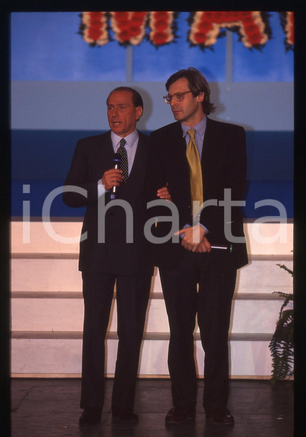 Silvio BERLUSCONI e Vittorio SGARBI FORZA ITALIA 1996 * 35 mm vintage slide  Diapositiva d'epoca, in formato 35 mm.Si prega di rivolgersi per i diritti a ICharta.E' severamente vietata la riproduzione. Tutti i diritti sono riservati.Nella diapositiva ICharta mette in vendita, sul negozio eBay e in esclusiva sul sito "icharta" il proprio archivio composto da numerose diapositive e negativi fotografici d'epoca, tutti originali e autentici, che attraversano la storia del costume italiano tra gli la fine degli anni Sessanta e Novanta.Si tratta di uno sguardo inedito sull'attualit&agrave;, la politica, la vita quotidiana, il gossip e la cultura, che fotografa il cambiamento della nazione in quest'ultimo scorcio del XX secolo. Un'occasione unica per il mercato del collezionismo, che vede finalmente disponibile un archivio eccezionale per vastit&agrave;, tematiche e condizioni, in un settore (il negativo fotografico e la diapositiva) di assoluta novit&agrave; e dalle interessanti prospettive di investimento.  GOOD/buono   originale e autentica 1