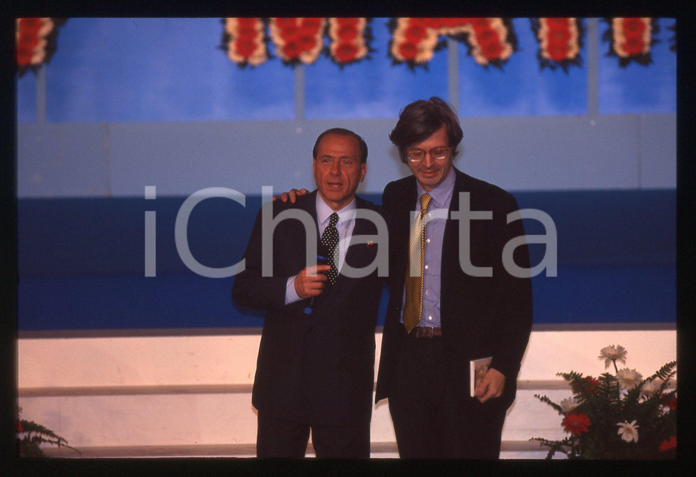 Silvio BERLUSCONI e Vittorio SGARBI FORZA ITALIA 1996 * 35 mm vintage slide 2  Diapositiva d'epoca, in formato 35 mm.Si prega di rivolgersi per i diritti a ICharta.E' severamente vietata la riproduzione. Tutti i diritti sono riservati.Nella diapositiva ICharta mette in vendita, sul negozio eBay e in esclusiva sul sito "icharta" il proprio archivio composto da numerose diapositive e negativi fotografici d'epoca, tutti originali e autentici, che attraversano la storia del costume italiano tra gli la fine degli anni Sessanta e Novanta.Si tratta di uno sguardo inedito sull'attualit&agrave;, la politica, la vita quotidiana, il gossip e la cultura, che fotografa il cambiamento della nazione in quest'ultimo scorcio del XX secolo. Un'occasione unica per il mercato del collezionismo, che vede finalmente disponibile un archivio eccezionale per vastit&agrave;, tematiche e condizioni, in un settore (il negativo fotografico e la diapositiva) di assoluta novit&agrave; e dalle interessanti prospettive di investimento.  GOOD/buono   originale e autentica 1