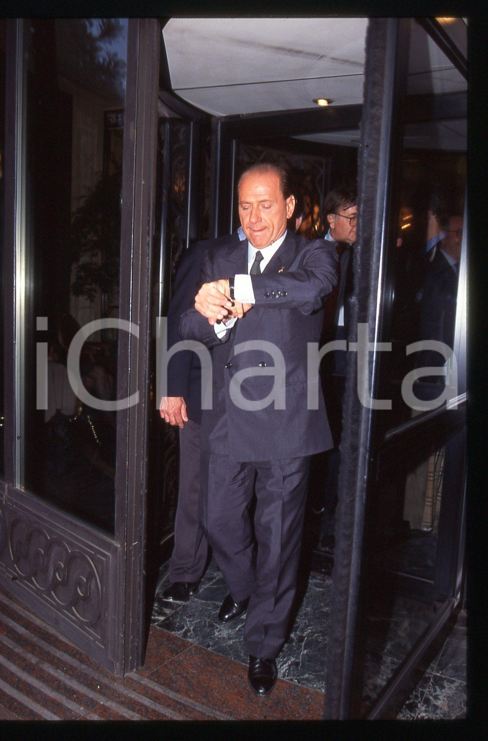 Silvio BERLUSCONI - POLITICA -  1995 ca *35 mm vintage slide 44  Diapositiva d'epoca, in formato 35 mm.Si prega di rivolgersi per i diritti a ICharta.E' severamente vietata la riproduzione. Tutti i diritti sono riservati.Nella diapositiva ICharta mette in vendita, sul negozio eBay e in esclusiva sul sito "icharta" il proprio archivio composto da numerose diapositive e negativi fotografici d'epoca, tutti originali e autentici, che attraversano la storia del costume italiano tra gli la fine degli anni Sessanta e Novanta.Si tratta di uno sguardo inedito sull'attualit&agrave;, la politica, la vita quotidiana, il gossip e la cultura, che fotografa il cambiamento della nazione in quest'ultimo scorcio del XX secolo. Un'occasione unica per il mercato del collezionismo, che vede finalmente disponibile un archivio eccezionale per vastit&agrave;, tematiche e condizioni, in un settore (il negativo fotografico e la diapositiva) di assoluta novit&agrave; e dalle interessanti prospettive di investimento.  GOOD/buono   originale e autentica 1