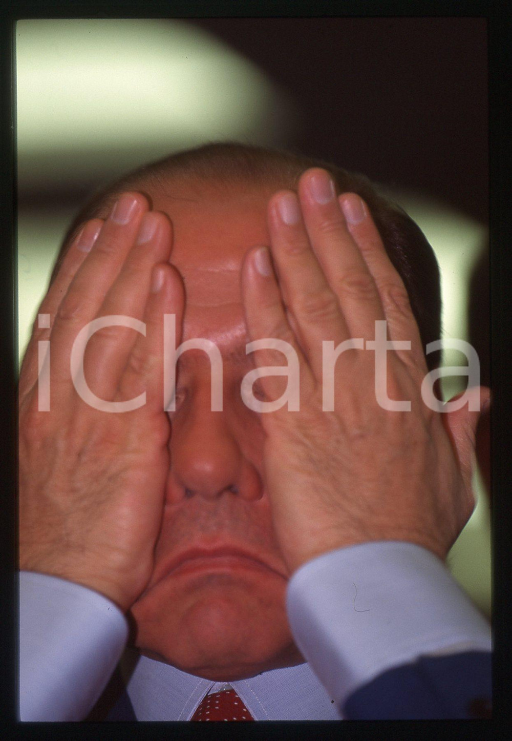 Silvio BERLUSCONI Convegno CONFINDUSTRIA 1995 *35 mm vintage slide 45  Diapositiva d'epoca, in formato 35 mm.Si tratta del convegno di Confindustria "Impresa, lavoro, istituzioni per la nuova Italia", tenutosi presso il Grand Hotel Miramare a Santa Margherita Ligure il 9-10 giugno 1995.Per i diritti rivolgersi a ICharta.E' severamente vietata la riproduzione. Tutti i diritti sono riservati.Nella diapositiva ICharta mette in vendita, sul negozio eBay e in esclusiva sul sito "icharta" il proprio archivio composto da numerose diapositive e negativi fotografici d'epoca, tutti originali e autentici, che attraversano la storia del costume italiano tra gli la fine degli anni Sessanta e Novanta.Si tratta di uno sguardo inedito sull'attualit&agrave;, la politica, la vita quotidiana, il gossip e la cultura, che fotografa il cambiamento della nazione in quest'ultimo scorcio del XX secolo. Un'occasione unica per il mercato del collezionismo, che vede finalmente disponibile un archivio eccezionale per vastit&agrave;, tematiche e condizioni, in un settore (il negativo fotografico e la diapositiva) di assoluta novit&agrave; e dalle interessanti prospettive di investimento.  GOOD/buono   originale e autentica 1