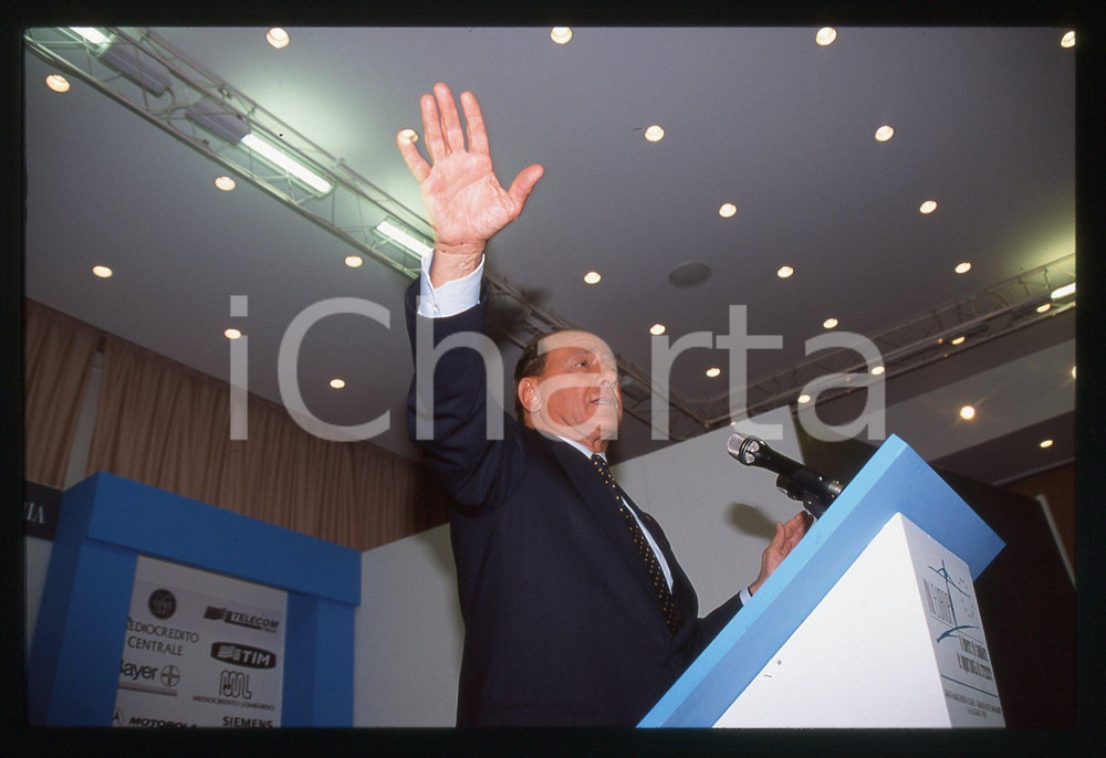 Silvio BERLUSCONI Convegno CONFINDUSTRIA 1995 *35 mm vintage slide 51  Diapositiva d'epoca, in formato 35 mm.Si tratta del convegno di Confindustria "Impresa, lavoro, istituzioni per la nuova Italia", tenutosi presso il Grand Hotel Miramare a Santa Margherita Ligure il 9-10 giugno 1995.Per i diritti rivolgersi a ICharta.E' severamente vietata la riproduzione. Tutti i diritti sono riservati.Nella diapositiva ICharta mette in vendita, sul negozio eBay e in esclusiva sul sito "icharta" il proprio archivio composto da numerose diapositive e negativi fotografici d'epoca, tutti originali e autentici, che attraversano la storia del costume italiano tra gli la fine degli anni Sessanta e Novanta.Si tratta di uno sguardo inedito sull'attualit&agrave;, la politica, la vita quotidiana, il gossip e la cultura, che fotografa il cambiamento della nazione in quest'ultimo scorcio del XX secolo. Un'occasione unica per il mercato del collezionismo, che vede finalmente disponibile un archivio eccezionale per vastit&agrave;, tematiche e condizioni, in un settore (il negativo fotografico e la diapositiva) di assoluta novit&agrave; e dalle interessanti prospettive di investimento.  GOOD/buono   originale e autentica 1