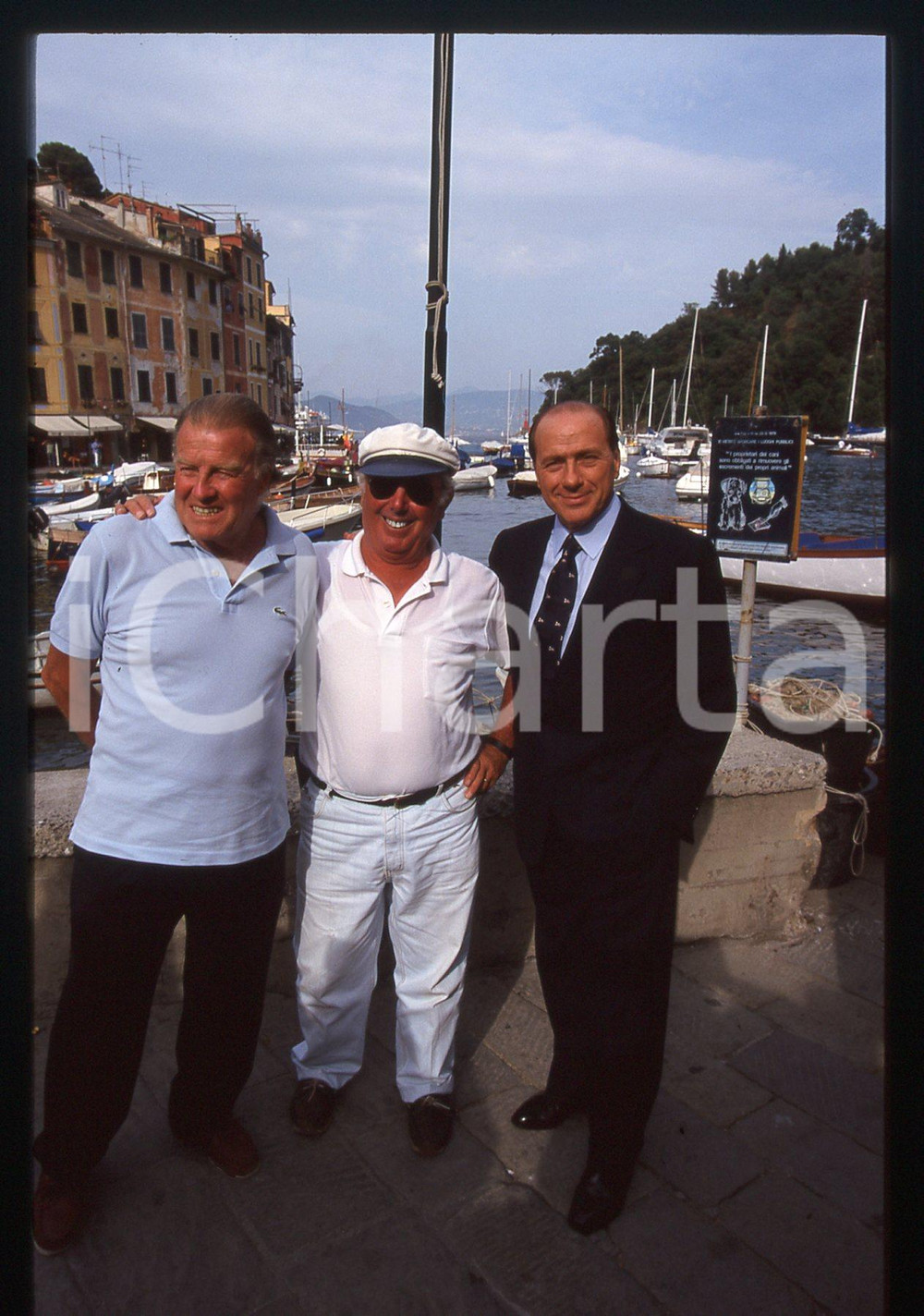 Silvio BERLUSCONI POLITICA FORZA ITALIA - PORTOFINO 1998 *35 mm vintage slide  Diapositiva d'epoca, in formato 35 mm.Si prega di rivolgersi per i diritti a ICharta.E' severamente vietata la riproduzione. Tutti i diritti sono riservati.Nella diapositiva ICharta mette in vendita, sul negozio eBay e in esclusiva sul sito "icharta" il proprio archivio composto da numerose diapositive e negativi fotografici d'epoca, tutti originali e autentici, che attraversano la storia del costume italiano tra gli la fine degli anni Sessanta e Novanta.Si tratta di uno sguardo inedito sull'attualit&agrave;, la politica, la vita quotidiana, il gossip e la cultura, che fotografa il cambiamento della nazione in quest'ultimo scorcio del XX secolo. Un'occasione unica per il mercato del collezionismo, che vede finalmente disponibile un archivio eccezionale per vastit&agrave;, tematiche e condizioni, in un settore (il negativo fotografico e la diapositiva) di assoluta novit&agrave; e dalle interessanti prospettive di investimento.  GOOD/buono   originale e autentica 1
