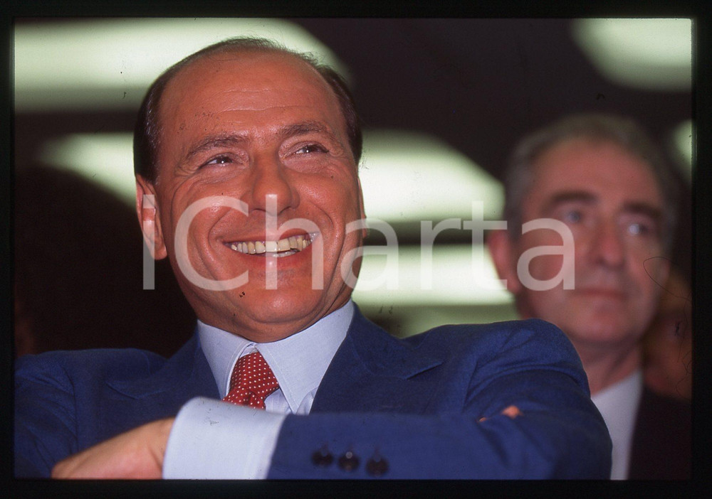 Silvio BERLUSCONI Convegno CONFINDUSTRIA 1995* 35 mm vintage slide 2  Diapositiva d'epoca, in formato 35 mm.Si tratta del convegno di Confindustria "Impresa, lavoro, istituzioni per la nuova Italia", tenutosi presso il Grand Hotel Miramare a Santa Margherita Ligure il 9-10 giugno 1995.Per i diritti rivolgersi a ICharta.E' severamente vietata la riproduzione. Tutti i diritti sono riservati.Nella diapositiva ICharta mette in vendita, sul negozio eBay e in esclusiva sul sito "icharta" il proprio archivio composto da numerose diapositive e negativi fotografici d'epoca, tutti originali e autentici, che attraversano la storia del costume italiano tra gli la fine degli anni Sessanta e Novanta.Si tratta di uno sguardo inedito sull'attualit&agrave;, la politica, la vita quotidiana, il gossip e la cultura, che fotografa il cambiamento della nazione in quest'ultimo scorcio del XX secolo. Un'occasione unica per il mercato del collezionismo, che vede finalmente disponibile un archivio eccezionale per vastit&agrave;, tematiche e condizioni, in un settore (il negativo fotografico e la diapositiva) di assoluta novit&agrave; e dalle interessanti prospettive di investimento.  GOOD/buono   originale e autentica 1