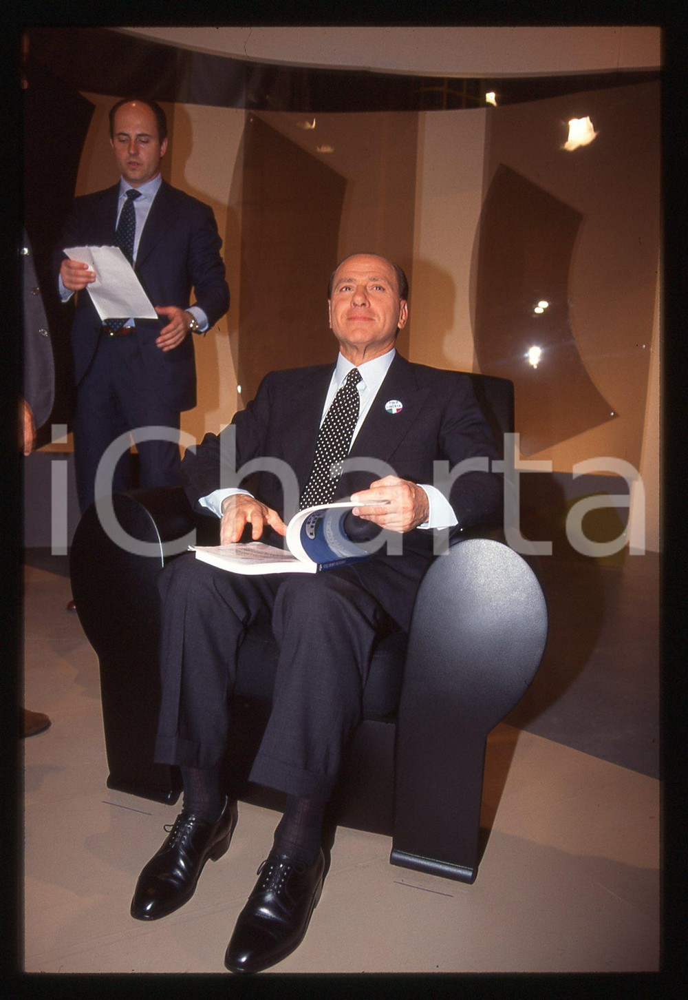 Silvio BERLUSCONI POLITICA - FORZA ITALIA 1996 *35 mm vintage slide 57  Diapositiva d'epoca, in formato 35 mm.Si prega di rivolgersi per i diritti a ICharta.E' severamente vietata la riproduzione. Tutti i diritti sono riservati.Nella diapositiva ICharta mette in vendita, sul negozio eBay e in esclusiva sul sito "icharta" il proprio archivio composto da numerose diapositive e negativi fotografici d'epoca, tutti originali e autentici, che attraversano la storia del costume italiano tra gli la fine degli anni Sessanta e Novanta.Si tratta di uno sguardo inedito sull'attualit&agrave;, la politica, la vita quotidiana, il gossip e la cultura, che fotografa il cambiamento della nazione in quest'ultimo scorcio del XX secolo. Un'occasione unica per il mercato del collezionismo, che vede finalmente disponibile un archivio eccezionale per vastit&agrave;, tematiche e condizioni, in un settore (il negativo fotografico e la diapositiva) di assoluta novit&agrave; e dalle interessanti prospettive di investimento.  GOOD/buono   originale e autentica 1
