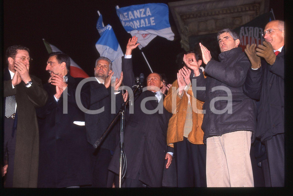 Silvio BERLUSCONI Gianfranco FINI Ignazio LA RUSSA 1997 *35 mm vintage slide 3  Diapositiva d'epoca, in formato 35 mm. Sono inoltre ritratti Paolo Del Debbio, Roberto Formigoni, Pier Ferdinando Casini, Riccardo De Corato e Gabriele Albertini.Si prega di rivolgersi per i diritti a ICharta.E' severamente vietata la riproduzione. Tutti i diritti sono riservati.Nella diapositiva ICharta mette in vendita, sul negozio eBay e in esclusiva sul sito "icharta" il proprio archivio composto da numerose diapositive e negativi fotografici d'epoca, tutti originali e autentici, che attraversano la storia del costume italiano tra gli la fine degli anni Sessanta e Novanta.Si tratta di uno sguardo inedito sull'attualit&agrave;, la politica, la vita quotidiana, il gossip e la cultura, che fotografa il cambiamento della nazione in quest'ultimo scorcio del XX secolo. Un'occasione unica per il mercato del collezionismo, che vede finalmente disponibile un archivio eccezionale per vastit&agrave;, tematiche e condizioni, in un settore (il negativo fotografico e la diapositiva) di assoluta novit&agrave; e dalle interessanti prospettive di investimento.   GOOD/buono   originale e autentica 1