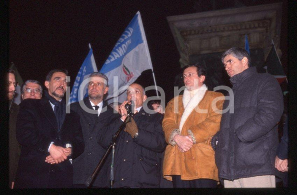 Silvio BERLUSCONI Gianfranco FINI Ignazio LA RUSSA 1997 *35 mm vintage slide Diapositiva d'epoca, in formato 35 mm. Sono inoltre ritratti Paolo Del Debbio, Roberto Formigoni e Pier Ferdinando Casini.Si prega di rivolgersi per i diritti a ICharta.E' severamente vietata la riproduzione. Tutti i diritti sono riservati.Nella diapositiva ICharta mette in vendita, sul negozio eBay e in esclusiva sul sito "icharta" il proprio archivio composto da numerose diapositive e negativi fotografici d'epoca, tutti originali e autentici, che attraversano la storia del costume italiano tra gli la fine degli anni Sessanta e Novanta.Si tratta di uno sguardo inedito sull'attualit&agrave;, la politica, la vita quotidiana, il gossip e la cultura, che fotografa il cambiamento della nazione in quest'ultimo scorcio del XX secolo. Un'occasione unica per il mercato del collezionismo, che vede finalmente disponibile un archivio eccezionale per vastit&agrave;, tematiche e condizioni, in un settore (il negativo fotografico e la diapositiva) di assoluta novit&agrave; e dalle interessanti prospettive di investimento.  GOOD/buono   originale e autentica 1
