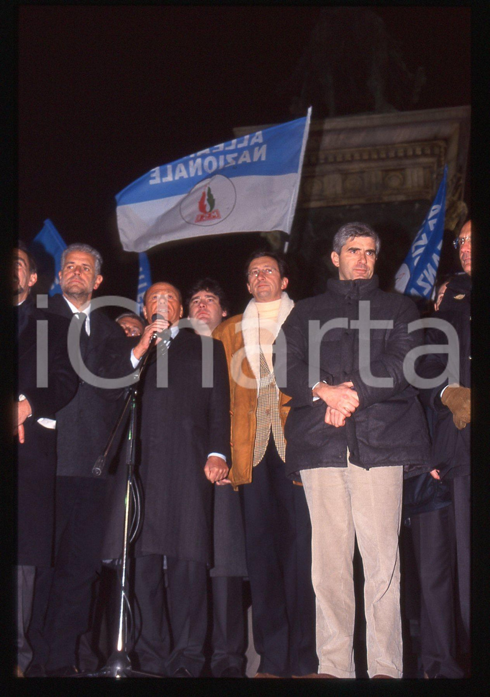 Silvio BERLUSCONI Gianfranco FINI POLITICA MILANO 1997 * 35 mm vintage slide 5  Diapositiva d'epoca, in formato 35 mm. Sono inoltre presenti Paolo Del Debbio, Pier Ferdinando Casini e Roberto Formigoni.Si prega di rivolgersi per i diritti a ICharta.E' severamente vietata la riproduzione. Tutti i diritti sono riservati.Nella diapositiva ICharta mette in vendita, sul negozio eBay e in esclusiva sul sito "icharta" il proprio archivio composto da numerose diapositive e negativi fotografici d'epoca, tutti originali e autentici, che attraversano la storia del costume italiano tra gli la fine degli anni Sessanta e Novanta.Si tratta di uno sguardo inedito sull'attualit&agrave;, la politica, la vita quotidiana, il gossip e la cultura, che fotografa il cambiamento della nazione in quest'ultimo scorcio del XX secolo. Un'occasione unica per il mercato del collezionismo, che vede finalmente disponibile un archivio eccezionale per vastit&agrave;, tematiche e condizioni, in un settore (il negativo fotografico e la diapositiva) di assoluta novit&agrave; e dalle interessanti prospettive di investimento.  GOOD/buono   originale e autentica 1