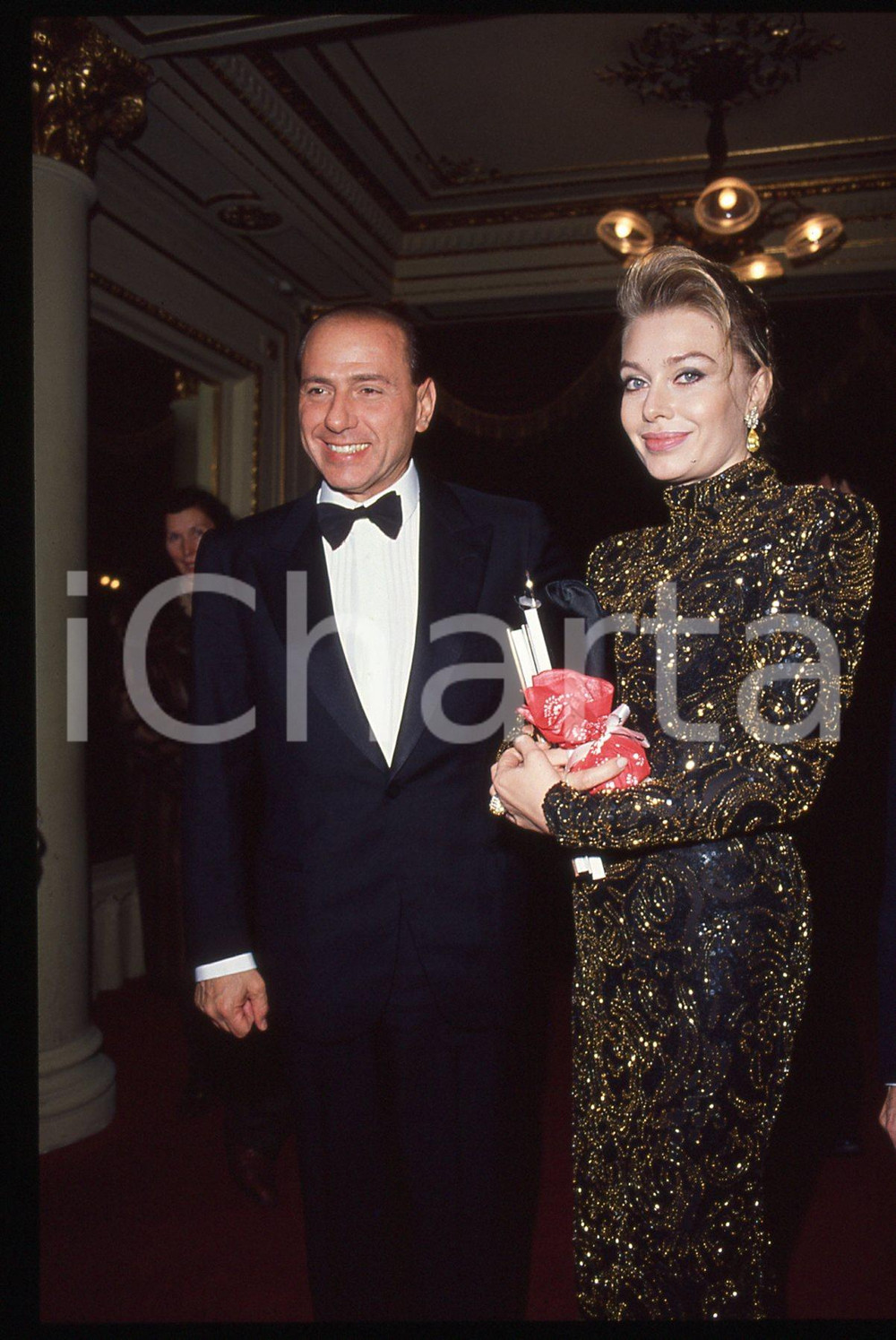 Silvio BERLUSCONI Veronica LARIO - MILANO Teatro Scala 1990 *35 mm vintage slide  Diapositiva d'epoca, in formato 35 mm.Si prega di rivolgersi per i diritti a ICharta.E' severamente vietata la riproduzione. Tutti i diritti sono riservati.Nella diapositiva ICharta mette in vendita, sul negozio eBay e in esclusiva sul sito "icharta" il proprio archivio composto da numerose diapositive e negativi fotografici d'epoca, tutti originali e autentici, che attraversano la storia del costume italiano tra gli la fine degli anni Sessanta e Novanta.Si tratta di uno sguardo inedito sull'attualit&agrave;, la politica, la vita quotidiana, il gossip e la cultura, che fotografa il cambiamento della nazione in quest'ultimo scorcio del XX secolo. Un'occasione unica per il mercato del collezionismo, che vede finalmente disponibile un archivio eccezionale per vastit&agrave;, tematiche e condizioni, in un settore (il negativo fotografico e la diapositiva) di assoluta novit&agrave; e dalle interessanti prospettive di investimento.  GOOD/buono   originale e autentica 1