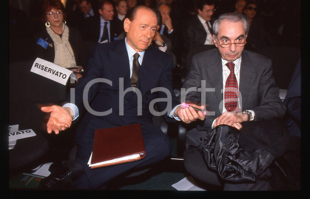 Silvio BERLUSCONI e Giuliano AMATO - ROMA 1999 * 35 mm vintage slide 2 Diapositiva d'epoca, in formato 35 mm.Si tratta del forum "Political Change for Information Society".Si prega di rivolgersi per i diritti a ICharta.E' severamente vietata la riproduzione. Tutti i diritti sono riservati.Nella diapositiva ICharta mette in vendita, sul negozio eBay e in esclusiva sul sito "icharta" il proprio archivio composto da numerose diapositive e negativi fotografici d'epoca, tutti originali e autentici, che attraversano la storia del costume italiano tra gli la fine degli anni Sessanta e Novanta.Si tratta di uno sguardo inedito sull'attualit&agrave;, la politica, la vita quotidiana, il gossip e la cultura, che fotografa il cambiamento della nazione in quest'ultimo scorcio del XX secolo. Un'occasione unica per il mercato del collezionismo, che vede finalmente disponibile un archivio eccezionale per vastit&agrave;, tematiche e condizioni, in un settore (il negativo fotografico e la diapositiva) di assoluta novit&agrave; e dalle interessanti prospettive di investimento.  GOOD/buono   originale e autentica 1