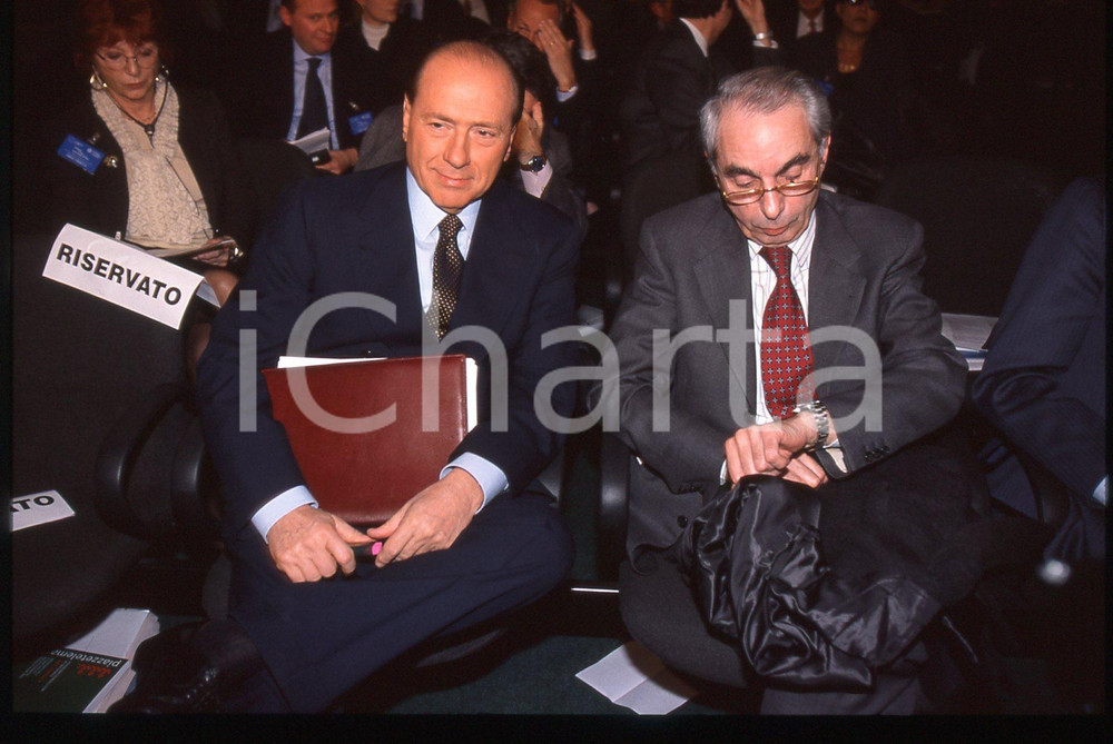 Silvio BERLUSCONI e Giuliano AMATO - ROMA 1999 * 35 mm vintage slide 3 Diapositiva d'epoca, in formato 35 mm.Si tratta del forum "Political Change for Information Society".Si prega di rivolgersi per i diritti a ICharta.E' severamente vietata la riproduzione. Tutti i diritti sono riservati.Nella diapositiva ICharta mette in vendita, sul negozio eBay e in esclusiva sul sito "icharta" il proprio archivio composto da numerose diapositive e negativi fotografici d'epoca, tutti originali e autentici, che attraversano la storia del costume italiano tra gli la fine degli anni Sessanta e Novanta.Si tratta di uno sguardo inedito sull'attualit&agrave;, la politica, la vita quotidiana, il gossip e la cultura, che fotografa il cambiamento della nazione in quest'ultimo scorcio del XX secolo. Un'occasione unica per il mercato del collezionismo, che vede finalmente disponibile un archivio eccezionale per vastit&agrave;, tematiche e condizioni, in un settore (il negativo fotografico e la diapositiva) di assoluta novit&agrave; e dalle interessanti prospettive di investimento.  GOOD/buono   originale e autentica 1