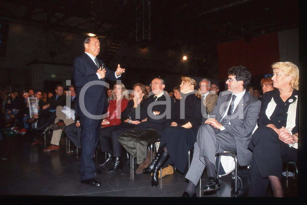 Silvio BERLUSCONI Festa "Secolo" 2000 Alleanza Nazionale *35 mm vintage slide 9  Diapositiva d'epoca, in formato 35 mm.CONDIZIONI: GOODE' severamente vietata la riproduzione. Tutti i diritti sono riservati.Nella diapositiva ICharta mette in vendita, sul negozio eBay e in esclusiva sul sito "icharta" il proprio archivio composto da numerose diapositive e negativi fotografici d'epoca, tutti originali e autentici, che attraversano la storia del costume italiano tra gli la fine degli anni Sessanta e Novanta.Si tratta di uno sguardo inedito sull'attualit&agrave;, la politica, la vita quotidiana, il gossip e la cultura, che fotografa il cambiamento della nazione in quest'ultimo scorcio del XX secolo. Un'occasione unica per il mercato del collezionismo, che vede finalmente disponibile un archivio eccezionale per vastit&agrave;, tematiche e condizioni, in un settore (il negativo fotografico e la diapositiva) di assoluta novit&agrave; e dalle interessanti prospettive di investimento.  GOOD/buono   originale e autentica 1