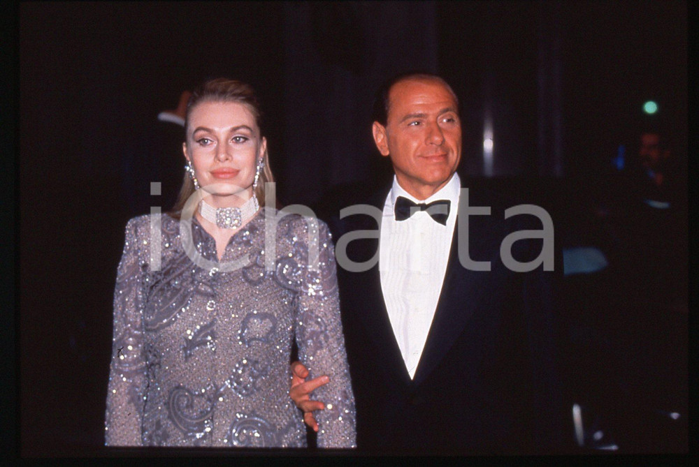 Silvio BERLUSCONI e Veronica LARIO - NAPOLI G7 1994 * 35 mm vintage slide 2  Diapositiva d'epoca, in formato 35 mm.Si prega di rivolgersi per i diritti a ICharta.E' severamente vietata la riproduzione. Tutti i diritti sono riservati.Nella diapositiva ICharta mette in vendita, sul negozio eBay e in esclusiva sul sito "icharta" il proprio archivio composto da numerose diapositive e negativi fotografici d'epoca, tutti originali e autentici, che attraversano la storia del costume italiano tra gli la fine degli anni Sessanta e Novanta.Si tratta di uno sguardo inedito sull'attualit&agrave;, la politica, la vita quotidiana, il gossip e la cultura, che fotografa il cambiamento della nazione in quest'ultimo scorcio del XX secolo. Un'occasione unica per il mercato del collezionismo, che vede finalmente disponibile un archivio eccezionale per vastit&agrave;, tematiche e condizioni, in un settore (il negativo fotografico e la diapositiva) di assoluta novit&agrave; e dalle interessanti prospettive di investimento.  GOOD/buono   originale e autentica 1