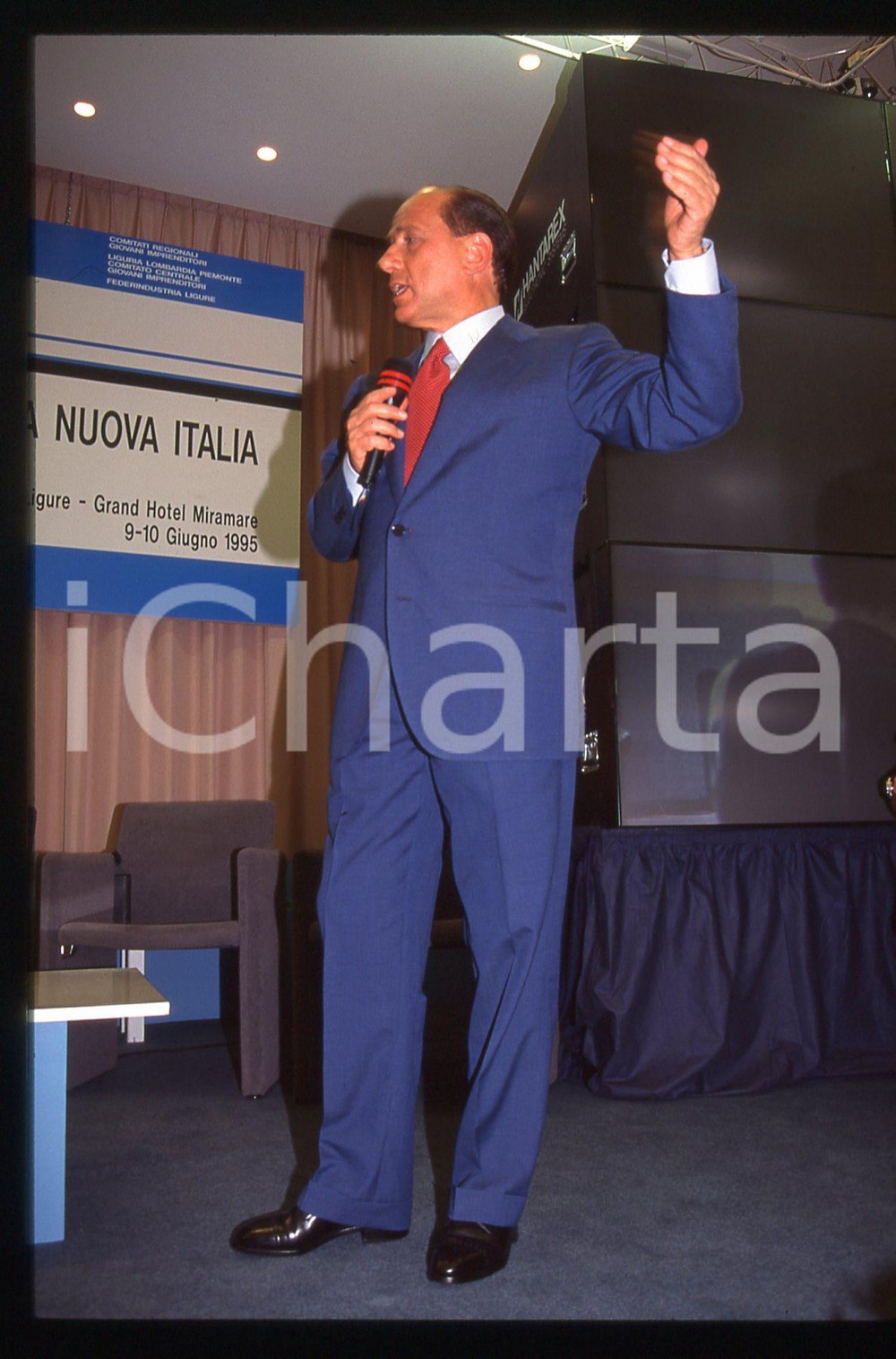 Silvio BERLUSCONI Convegno CONFINDUSTRIA 1995 * 35 mm vintage slide 8  Diapositiva d'epoca, in formato 35 mm.Si tratta del convegno di Confindustria "Impresa, lavoro, istituzioni per la nuova Italia", tenutosi presso il Grand Hotel Miramare a Santa Margherita Ligure il 9-10 giugno 1995.Per i diritti rivolgersi a ICharta.E' severamente vietata la riproduzione. Tutti i diritti sono riservati.Nella diapositiva ICharta mette in vendita, sul negozio eBay e in esclusiva sul sito "icharta" il proprio archivio composto da numerose diapositive e negativi fotografici d'epoca, tutti originali e autentici, che attraversano la storia del costume italiano tra gli la fine degli anni Sessanta e Novanta.Si tratta di uno sguardo inedito sull'attualit&agrave;, la politica, la vita quotidiana, il gossip e la cultura, che fotografa il cambiamento della nazione in quest'ultimo scorcio del XX secolo. Un'occasione unica per il mercato del collezionismo, che vede finalmente disponibile un archivio eccezionale per vastit&agrave;, tematiche e condizioni, in un settore (il negativo fotografico e la diapositiva) di assoluta novit&agrave; e dalle interessanti prospettive di investimento.  GOOD/buono   originale e autentica 1