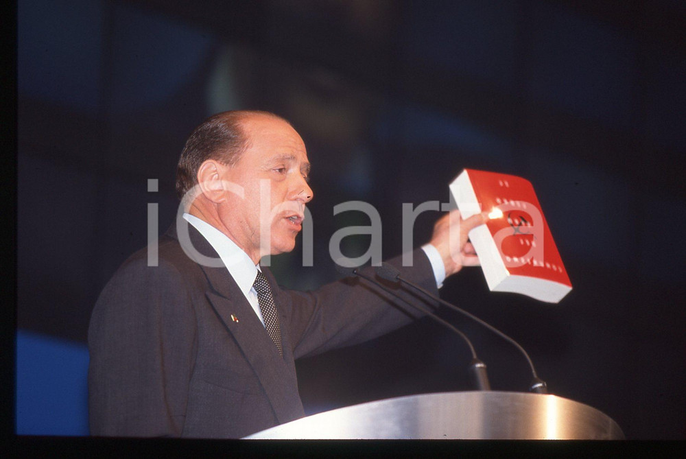Silvio BERLUSCONI con IL LIBRO NERO DEL COMUNISMO 1998 * 35 mm vintage slide 2