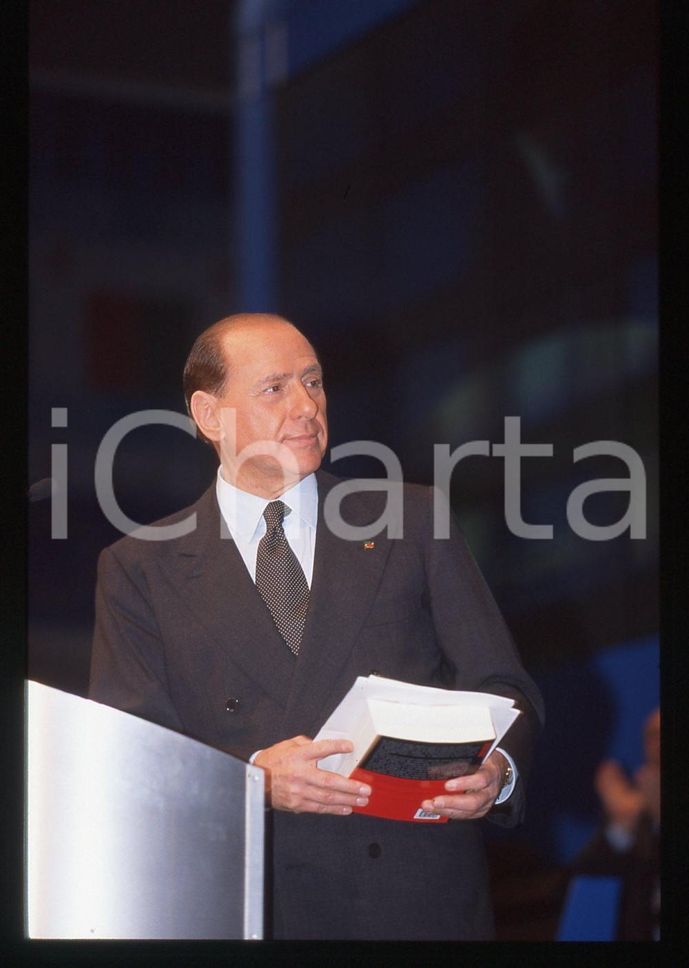 Silvio BERLUSCONI con IL LIBRO NERO DEL COMUNISMO 1998 * 35 mm vintage slide 3
