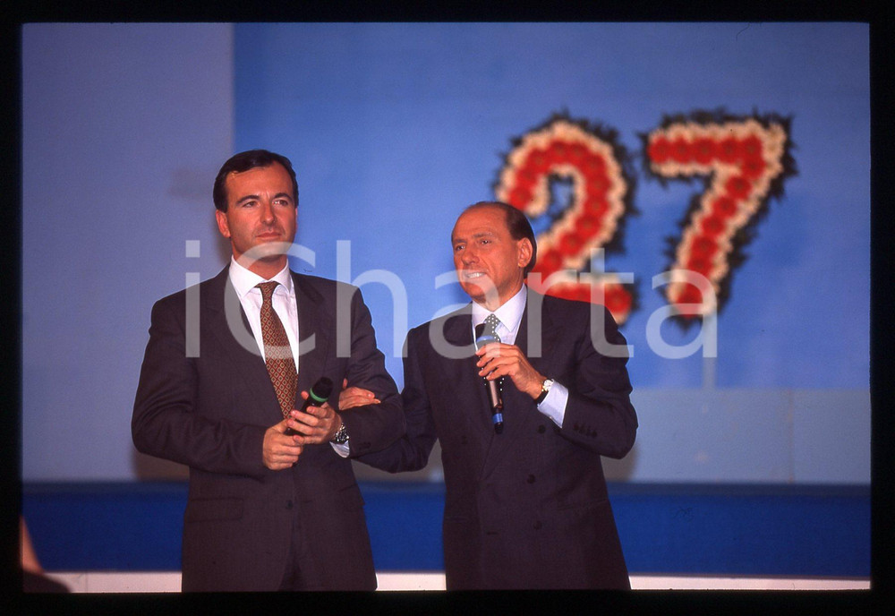 Silvio BERLUSCONI e Franco FRATTINI FORZA ITALIA 1996 *35 mm vintage slide Diapositiva d'epoca, in formato 35 mm.Si prega di rivolgersi per i diritti a ICharta.E' severamente vietata la riproduzione. Tutti i diritti sono riservati.Nella diapositiva ICharta mette in vendita, sul negozio eBay e in esclusiva sul sito "icharta" il proprio archivio composto da numerose diapositive e negativi fotografici d'epoca, tutti originali e autentici, che attraversano la storia del costume italiano tra gli la fine degli anni Sessanta e Novanta.Si tratta di uno sguardo inedito sull'attualit&agrave;, la politica, la vita quotidiana, il gossip e la cultura, che fotografa il cambiamento della nazione in quest'ultimo scorcio del XX secolo. Un'occasione unica per il mercato del collezionismo, che vede finalmente disponibile un archivio eccezionale per vastit&agrave;, tematiche e condizioni, in un settore (il negativo fotografico e la diapositiva) di assoluta novit&agrave; e dalle interessanti prospettive di investimento.  GOOD/buono   originale e autentica 1