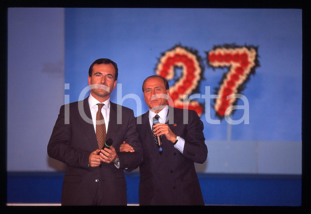 Silvio BERLUSCONI e Franco FRATTINI FORZA ITALIA 1996 *35 mm vintage slide 2 Diapositiva d'epoca, in formato 35 mm.Si prega di rivolgersi per i diritti a ICharta.E' severamente vietata la riproduzione. Tutti i diritti sono riservati.Nella diapositiva ICharta mette in vendita, sul negozio eBay e in esclusiva sul sito "icharta" il proprio archivio composto da numerose diapositive e negativi fotografici d'epoca, tutti originali e autentici, che attraversano la storia del costume italiano tra gli la fine degli anni Sessanta e Novanta.Si tratta di uno sguardo inedito sull'attualit&agrave;, la politica, la vita quotidiana, il gossip e la cultura, che fotografa il cambiamento della nazione in quest'ultimo scorcio del XX secolo. Un'occasione unica per il mercato del collezionismo, che vede finalmente disponibile un archivio eccezionale per vastit&agrave;, tematiche e condizioni, in un settore (il negativo fotografico e la diapositiva) di assoluta novit&agrave; e dalle interessanti prospettive di investimento.  GOOD/buono   originale e autentica 1