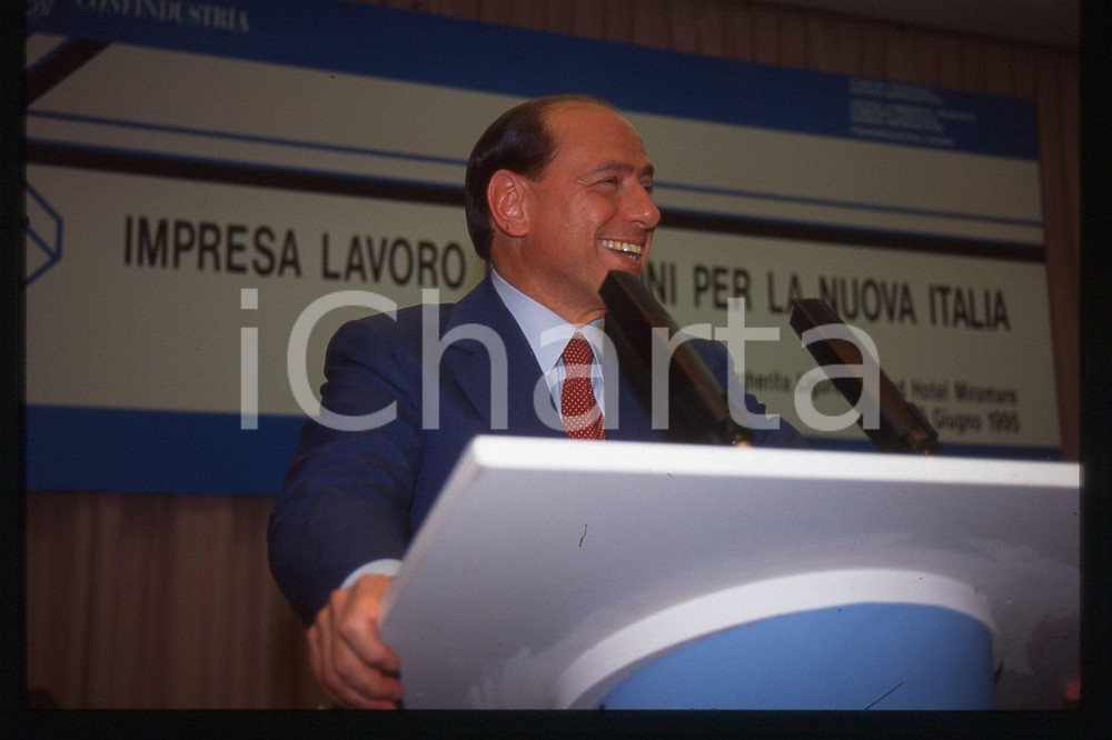 Silvio BERLUSCONI - Convegno CONFINDUSTRIA 1995 * 35 mm vintage slide  Diapositiva d'epoca, in formato 35 mm.Si tratta del convegno di Confindustria "Impresa, lavoro, istituzioni per la nuova Italia", tenutosi presso il Grand Hotel Miramare a Santa Margherita Ligure il 9-10 giugno 1995.Per i diritti rivolgersi a ICharta.E' severamente vietata la riproduzione. Tutti i diritti sono riservati.Nella diapositiva ICharta mette in vendita, sul negozio eBay e in esclusiva sul sito "icharta" il proprio archivio composto da numerose diapositive e negativi fotografici d'epoca, tutti originali e autentici, che attraversano la storia del costume italiano tra gli la fine degli anni Sessanta e Novanta.Si tratta di uno sguardo inedito sull'attualit&agrave;, la politica, la vita quotidiana, il gossip e la cultura, che fotografa il cambiamento della nazione in quest'ultimo scorcio del XX secolo. Un'occasione unica per il mercato del collezionismo, che vede finalmente disponibile un archivio eccezionale per vastit&agrave;, tematiche e condizioni, in un settore (il negativo fotografico e la diapositiva) di assoluta novit&agrave; e dalle interessanti prospettive di investimento.  GOOD/buono   originale e autentica 1