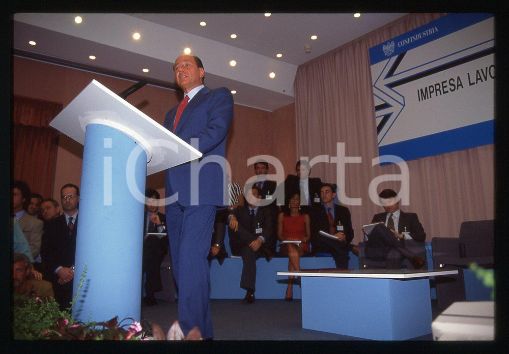 Silvio BERLUSCONI - Convegno CONFINDUSTRIA 1995 * 35 mm vintage slide 3  Diapositiva d'epoca, in formato 35 mm.Si tratta del convegno di Confindustria "Impresa, lavoro, istituzioni per la nuova Italia", tenutosi presso il Grand Hotel Miramare a Santa Margherita Ligure il 9-10 giugno 1995.Per i diritti rivolgersi a ICharta.E' severamente vietata la riproduzione. Tutti i diritti sono riservati.Nella diapositiva ICharta mette in vendita, sul negozio eBay e in esclusiva sul sito "icharta" il proprio archivio composto da numerose diapositive e negativi fotografici d'epoca, tutti originali e autentici, che attraversano la storia del costume italiano tra gli la fine degli anni Sessanta e Novanta.Si tratta di uno sguardo inedito sull'attualit&agrave;, la politica, la vita quotidiana, il gossip e la cultura, che fotografa il cambiamento della nazione in quest'ultimo scorcio del XX secolo. Un'occasione unica per il mercato del collezionismo, che vede finalmente disponibile un archivio eccezionale per vastit&agrave;, tematiche e condizioni, in un settore (il negativo fotografico e la diapositiva) di assoluta novit&agrave; e dalle interessanti prospettive di investimento.   GOOD/buono   originale e autentica 1