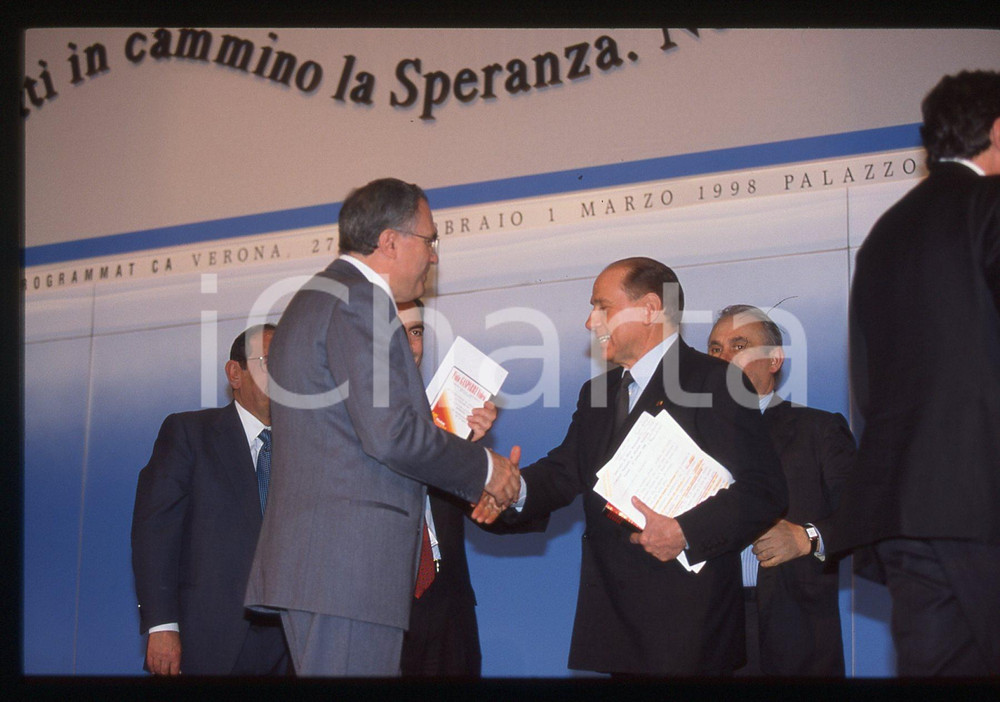 Silvio BERLUSCONI - Conferenza Programmatica AN VERONA 1998 *35 mm vintage slide  Diapositiva d'epoca, in formato 35 mm.Si prega di rivolgersi per i diritti a ICharta.E' severamente vietata la riproduzione. Tutti i diritti sono riservati.Nella diapositiva ICharta mette in vendita, sul negozio eBay e in esclusiva sul sito "icharta" il proprio archivio composto da numerose diapositive e negativi fotografici d'epoca, tutti originali e autentici, che attraversano la storia del costume italiano tra gli la fine degli anni Sessanta e Novanta.Si tratta di uno sguardo inedito sull'attualit&agrave;, la politica, la vita quotidiana, il gossip e la cultura, che fotografa il cambiamento della nazione in quest'ultimo scorcio del XX secolo. Un'occasione unica per il mercato del collezionismo, che vede finalmente disponibile un archivio eccezionale per vastit&agrave;, tematiche e condizioni, in un settore (il negativo fotografico e la diapositiva) di assoluta novit&agrave; e dalle interessanti prospettive di investimento.  GOOD/buono   originale e autentica 1
