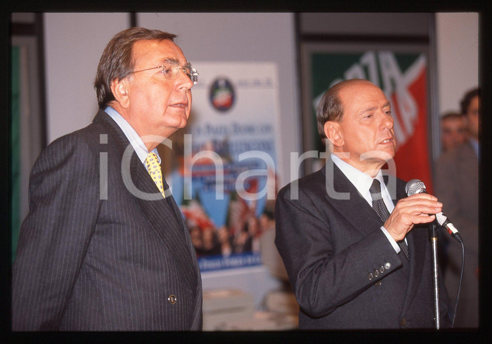 Silvio BERLUSCONI e Paolo BONAIUTI FORZA ITALIA ASSAGO 1998 *35 mm vintage slide  Diapositiva d'epoca, in formato 35 mm.Si prega di rivolgersi per i diritti a ICharta.E' severamente vietata la riproduzione. Tutti i diritti sono riservati.Nella diapositiva ICharta mette in vendita, sul negozio eBay e in esclusiva sul sito "icharta" il proprio archivio composto da numerose diapositive e negativi fotografici d'epoca, tutti originali e autentici, che attraversano la storia del costume italiano tra gli la fine degli anni Sessanta e Novanta.Si tratta di uno sguardo inedito sull'attualit&agrave;, la politica, la vita quotidiana, il gossip e la cultura, che fotografa il cambiamento della nazione in quest'ultimo scorcio del XX secolo. Un'occasione unica per il mercato del collezionismo, che vede finalmente disponibile un archivio eccezionale per vastit&agrave;, tematiche e condizioni, in un settore (il negativo fotografico e la diapositiva) di assoluta novit&agrave; e dalle interessanti prospettive di investimento.  GOOD/buono   originale e autentica 1