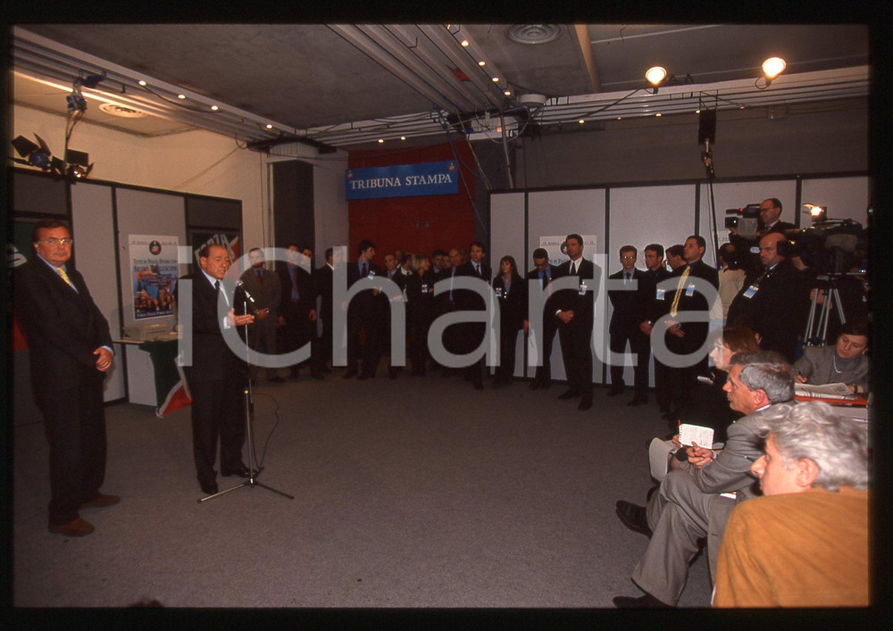 Silvio BERLUSCONI Paolo BONAIUTI FORZA ITALIA ASSAGO 1998 *35 mm vintage slide 2  Diapositiva d'epoca, in formato 35 mm.Si prega di rivolgersi per i diritti a ICharta.E' severamente vietata la riproduzione. Tutti i diritti sono riservati.Nella diapositiva ICharta mette in vendita, sul negozio eBay e in esclusiva sul sito "icharta" il proprio archivio composto da numerose diapositive e negativi fotografici d'epoca, tutti originali e autentici, che attraversano la storia del costume italiano tra gli la fine degli anni Sessanta e Novanta.Si tratta di uno sguardo inedito sull'attualit&agrave;, la politica, la vita quotidiana, il gossip e la cultura, che fotografa il cambiamento della nazione in quest'ultimo scorcio del XX secolo. Un'occasione unica per il mercato del collezionismo, che vede finalmente disponibile un archivio eccezionale per vastit&agrave;, tematiche e condizioni, in un settore (il negativo fotografico e la diapositiva) di assoluta novit&agrave; e dalle interessanti prospettive di investimento.  GOOD/buono   originale e autentica 1